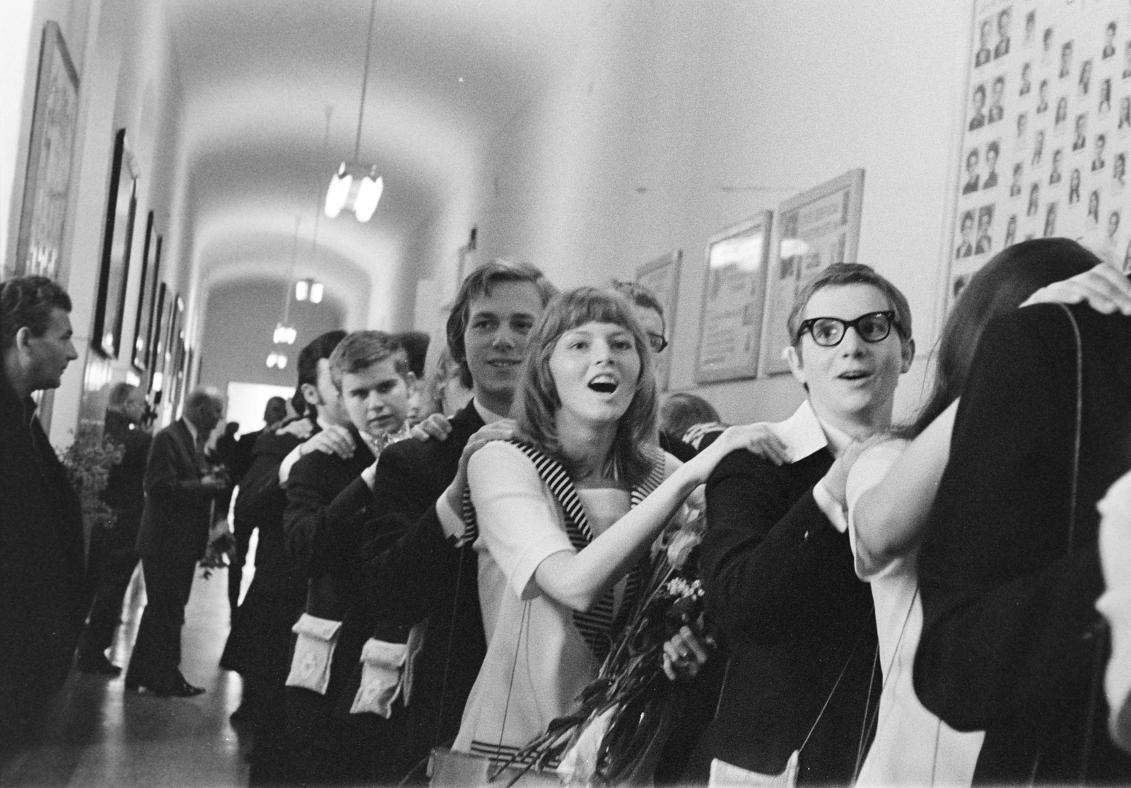 1975, Szentkuthy Ibolya, éneklés, tarisznya, ballagás, Fortepan #267449