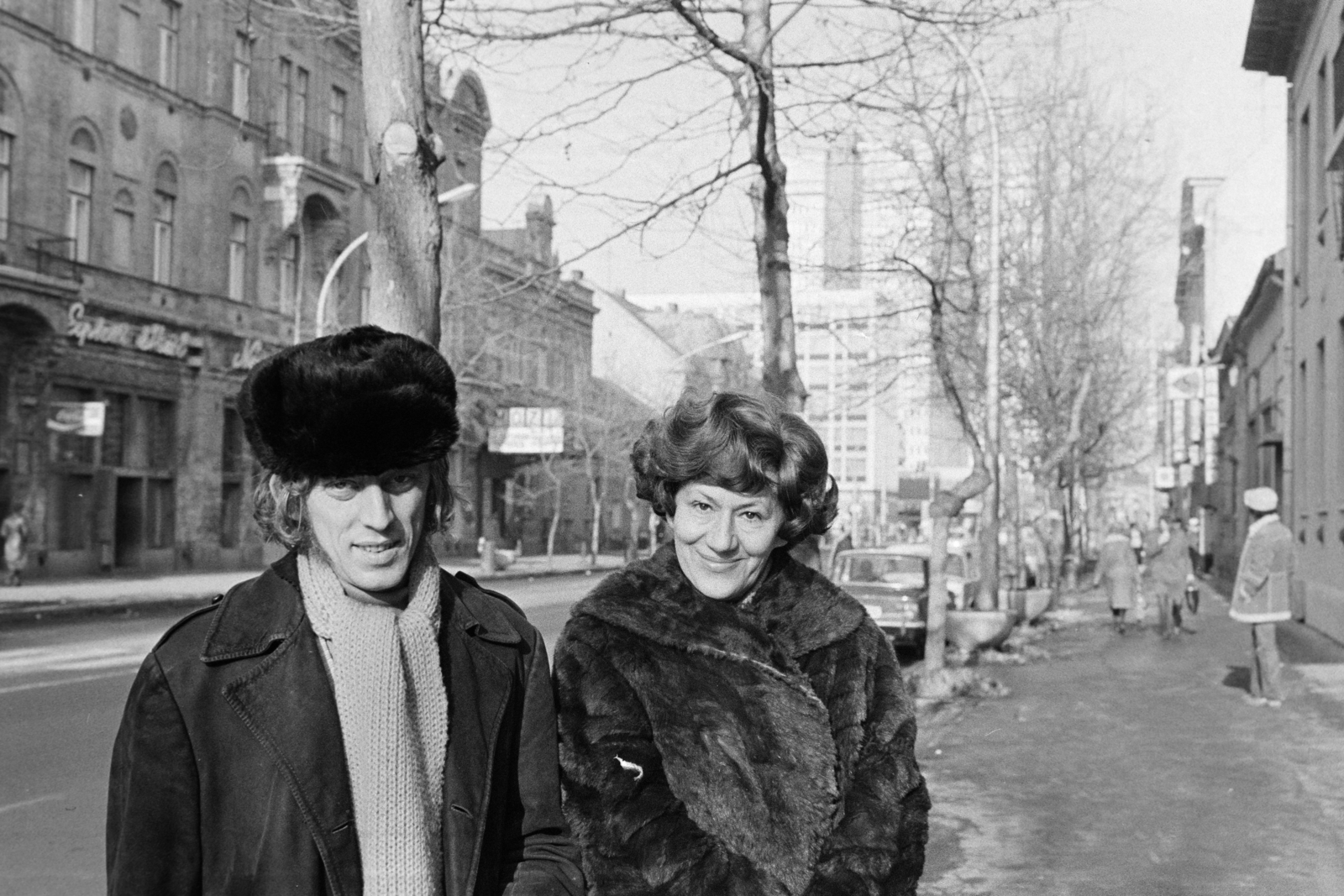 Hungary, Szolnok, Szapáry utca (Ságvári Endre körút). Távolban a Boldog Sándor István (Ságvári Endre) körút melletti Pártház és a Vízügyi székház toronyépületének sziluettje látható., 1980, Szentkuthy Ibolya, fur hat, fur coat, Fortepan #267486