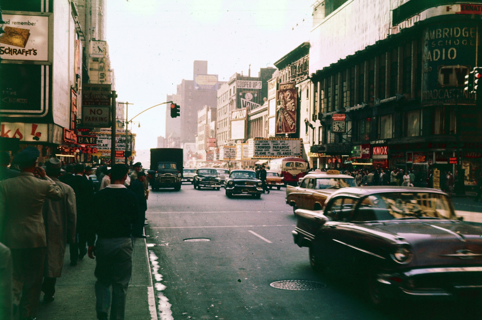 Amerikai Egyesült Államok, New York, a W 42nd Street a 7th Avenue és a 8th Avenue között, jobbra a Victory Theater (később New Victory theater) mozi, jobbra távolabb a Hotel Dixie., 1955, Szentkuthy Ibolya, színes, angol felirat, forgalom, utcakép, reklám, gyalogátkelő, Fortepan #267506