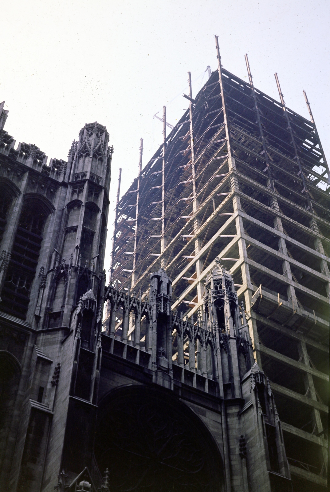 Amerikai Egyesült Államok, New York, 5th Avenue–W 53nd Street sarok, a felvétel a Saint Thomas Church (Szent Tamás-templom) előtt készült., 1955, Szentkuthy Ibolya, színes, épület, állvány, Fortepan #267509