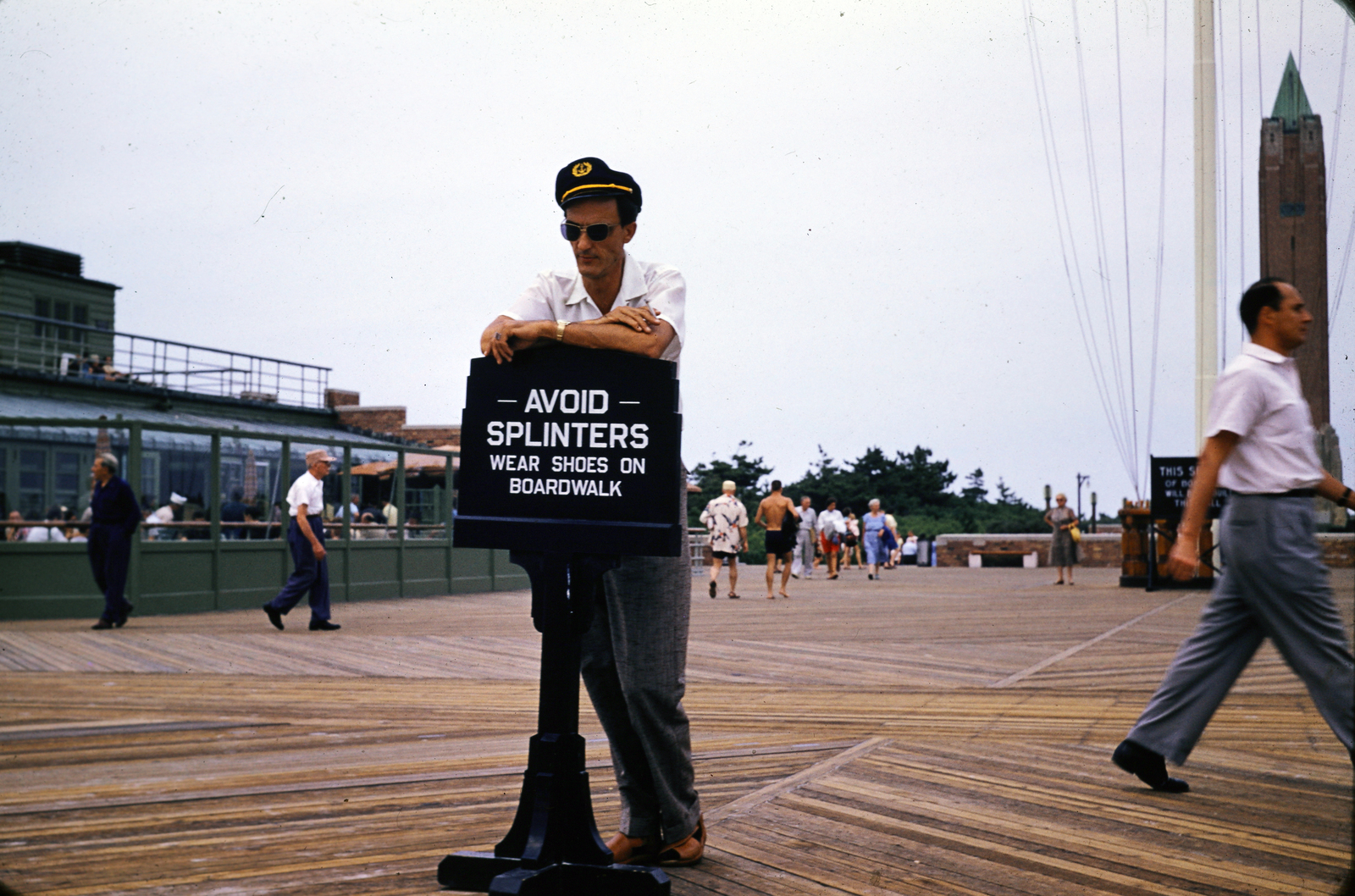 Amerikai Egyesült Államok, New York állam, Hempstead, Jones Beach Island, Jones Boardwalk, háttérben a Jones Beach víztorony., 1955, Szentkuthy Ibolya, színes, egyenruha, járókelő, angol felirat, Fortepan #267516