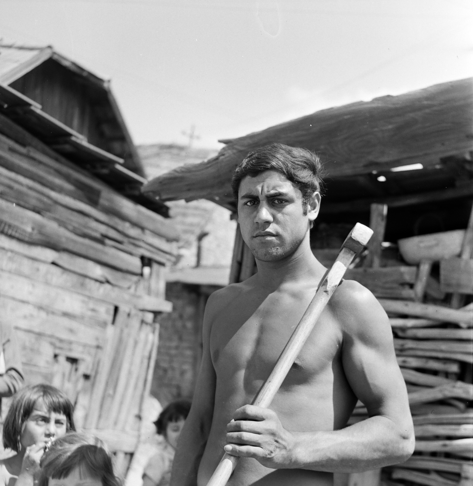 Magyarország, Salgótarján, a felvétel a pécskődombi (kopaszdombi) cigánytelepen készült., 1964, Szentkuthy Ibolya, cigányság, fejsze, portré, Fortepan #267541
