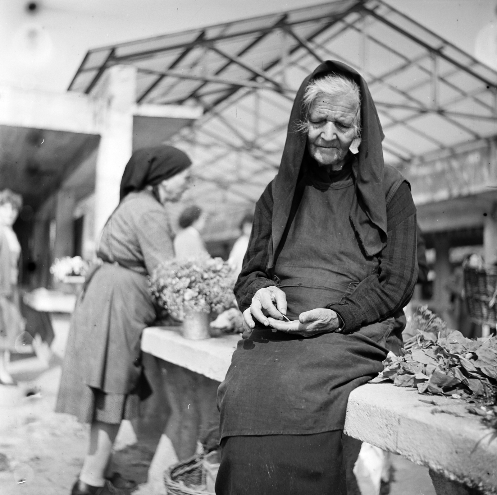 Hungary, Székesfehérvár, Piac tér, kofa a piacon., 1958, Szentkuthy Ibolya, costermonger, market, portrait, Fortepan #267549