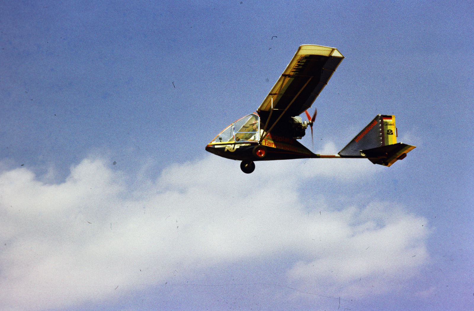 Hungary, Budaörs Airport, Budapest XI., a felvétel a repülőtér légterében készült., 1986, Lorkó Fanni, colorful, ultralight aircraft, Chinook WT-11, Chinook-brand, Budapest, Fortepan #267578