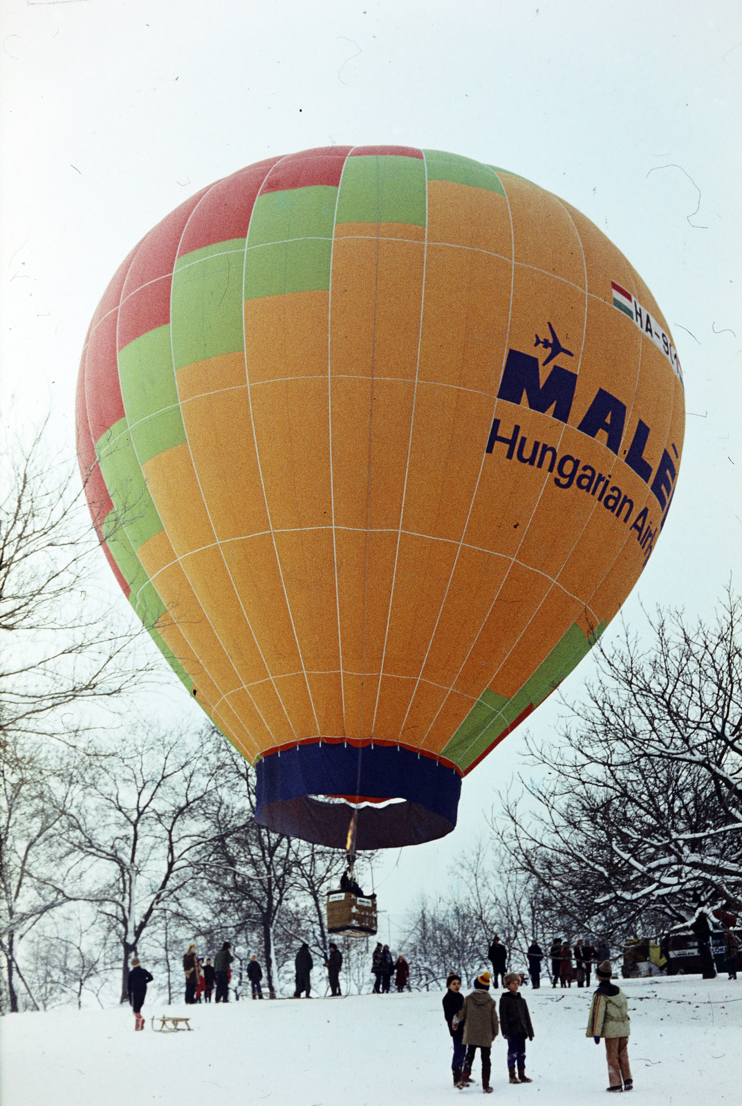 Hungary, Tabán, Budapest I., a MALÉV hőlégballonja a budapesti brit napok egyik rendezvényén., 1980, Lorkó Fanni, colorful, Hungarian Airlines, hot air balloon, Budapest, Fortepan #267588