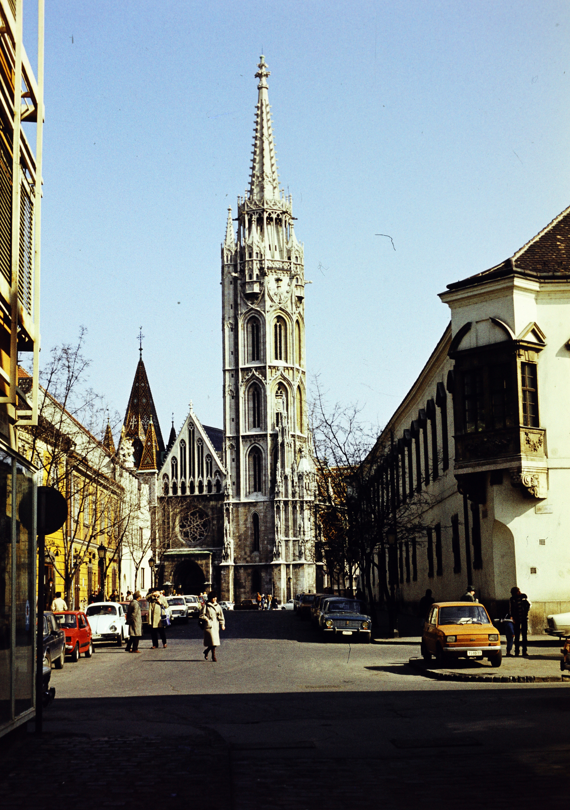 Hungary, Budapest I., Szentháromság utca az Úri utcai kereszteződés közelében, szemben a Mátyás-templom., 1981, Lorkó Fanni, number plate, colorful, Budapest, Fortepan #267591