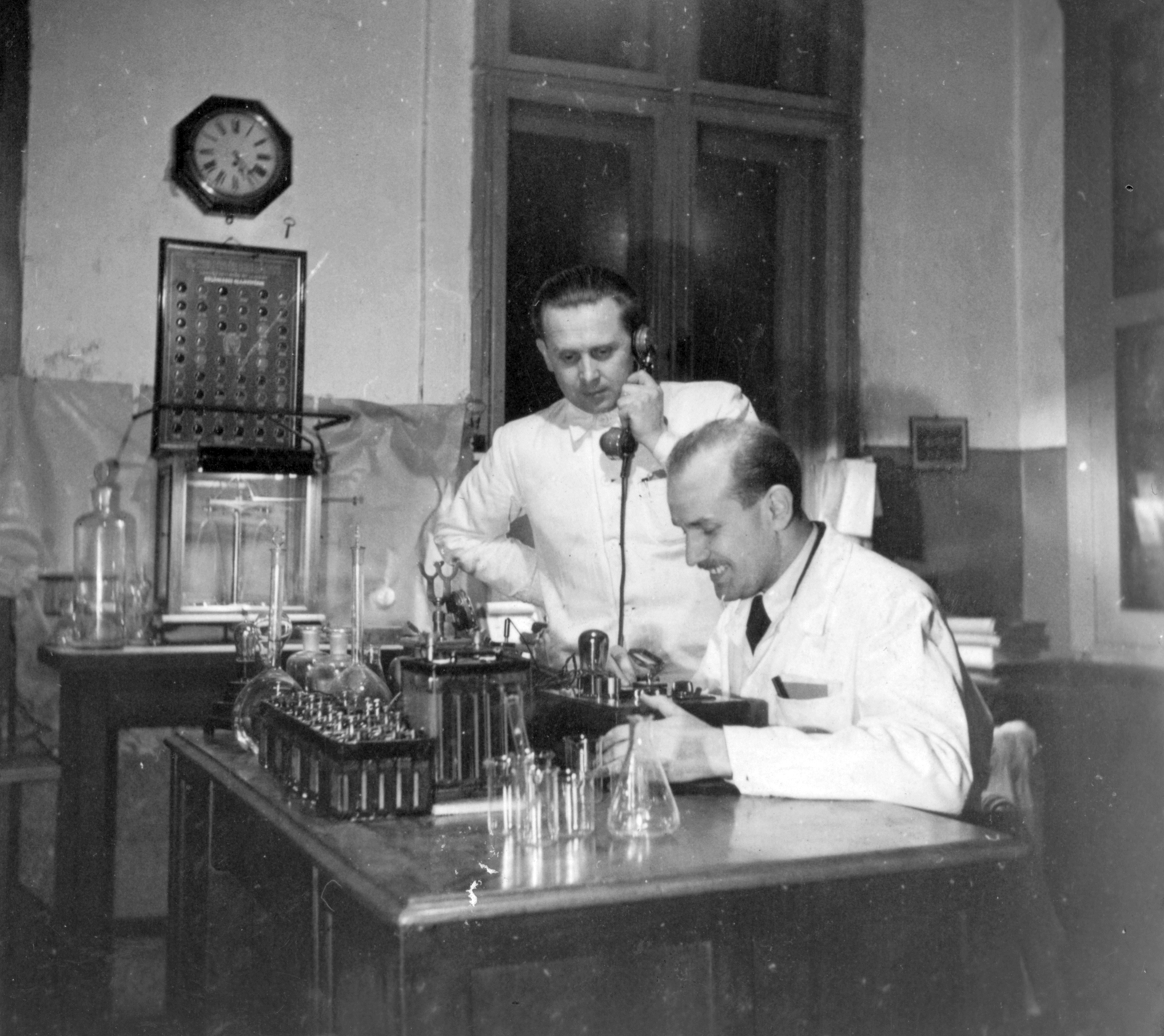 Hungary, Budapest IV., Váci út 75. Dr. Keleti és Murányi Vegyészeti Gyár Rt., 1934, Fortepan, watch, laboratory, telephone, medicine production, chemistry, Budapest, Fortepan #26760