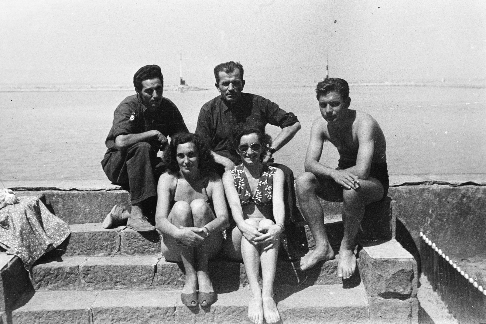 Hungary,Lake Balaton, Siófok, a felvétel a korábbi MAC Klubház, ekkor a Nemzeti Színház Üdülője előtt készült., 1955, Kovács Annamária, tableau, shore, bathing suit, sitting on stairs, Fortepan #267600