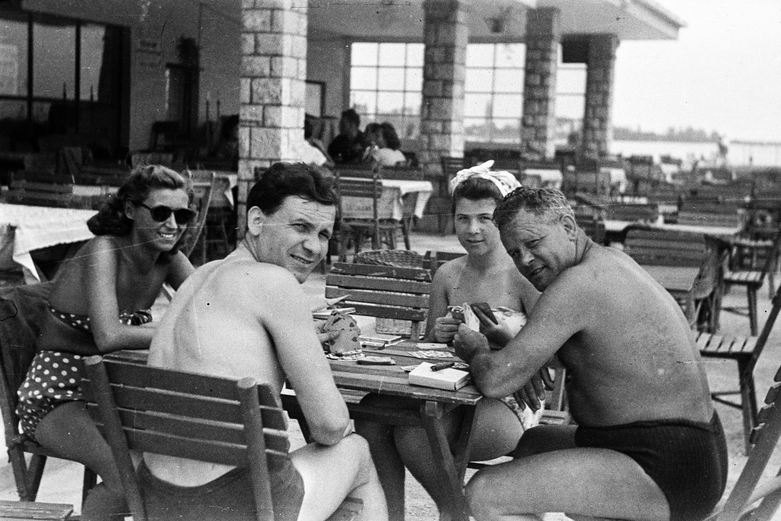 Hungary, Balatonfüred, hajóállomás., 1955, Kovács Annamária, tableau, shades, half-naked, terrace, card game, looking back, dotted dress, Fortepan #267601