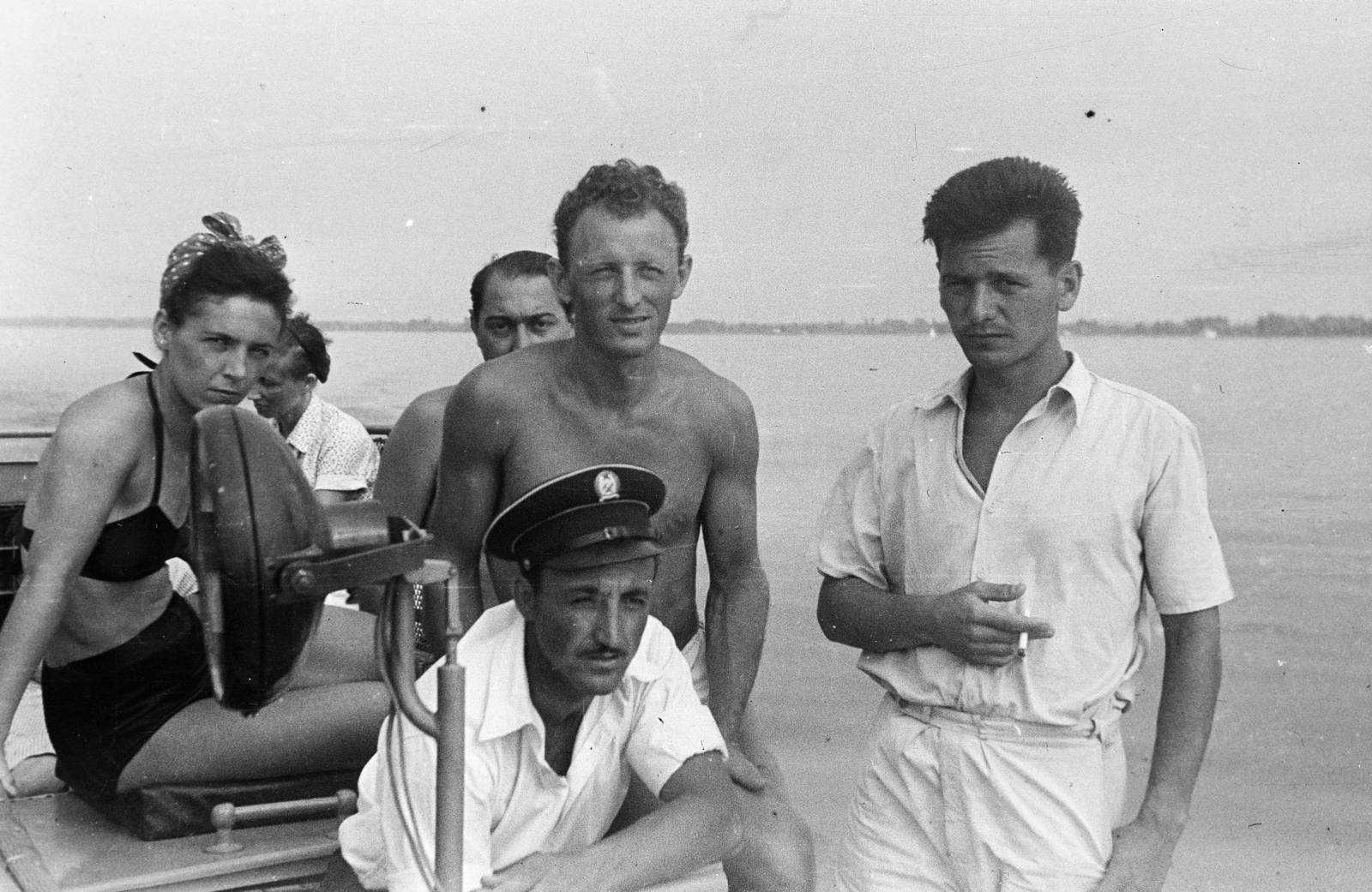 Magyarország,Balaton, Siófok, 1955, Kovács Annamária, csoportkép, dohányzás, hajókirándulás, Fortepan #267603