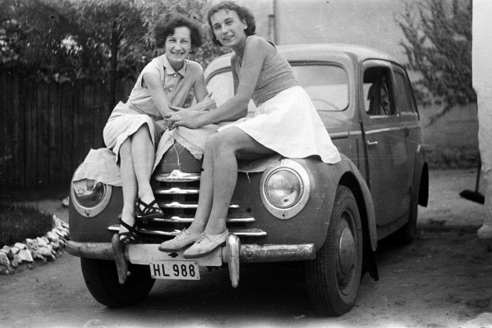 Hungary, Veresegyház, 1956, Kovács Annamária, Skoda-brand, number plate, sitting on a car, girls'n'cars, Fortepan #267605