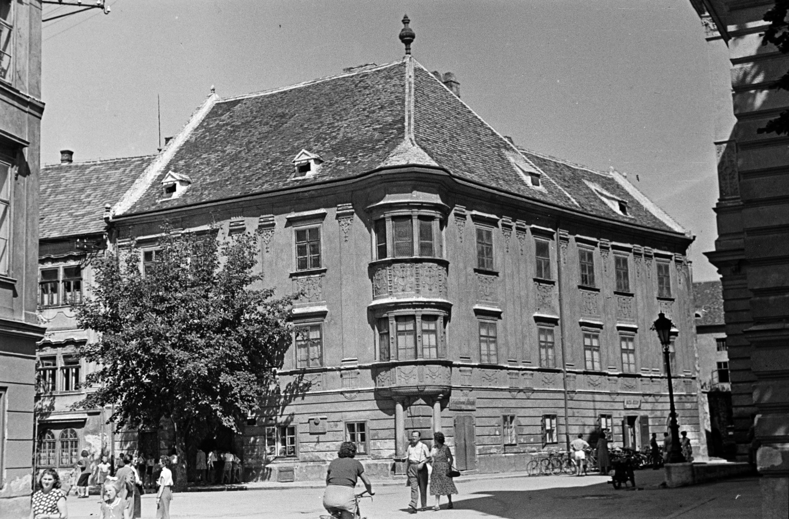 Hungary, Sopron, Fő (Beloiannisz) tér a Városház utca felől nézve, szemben a Storno-ház, jobbra a Városháza sarka látszik., 1956, Kovács Annamária, street view, enclosed balcony, cornerhouse, Fortepan #267610