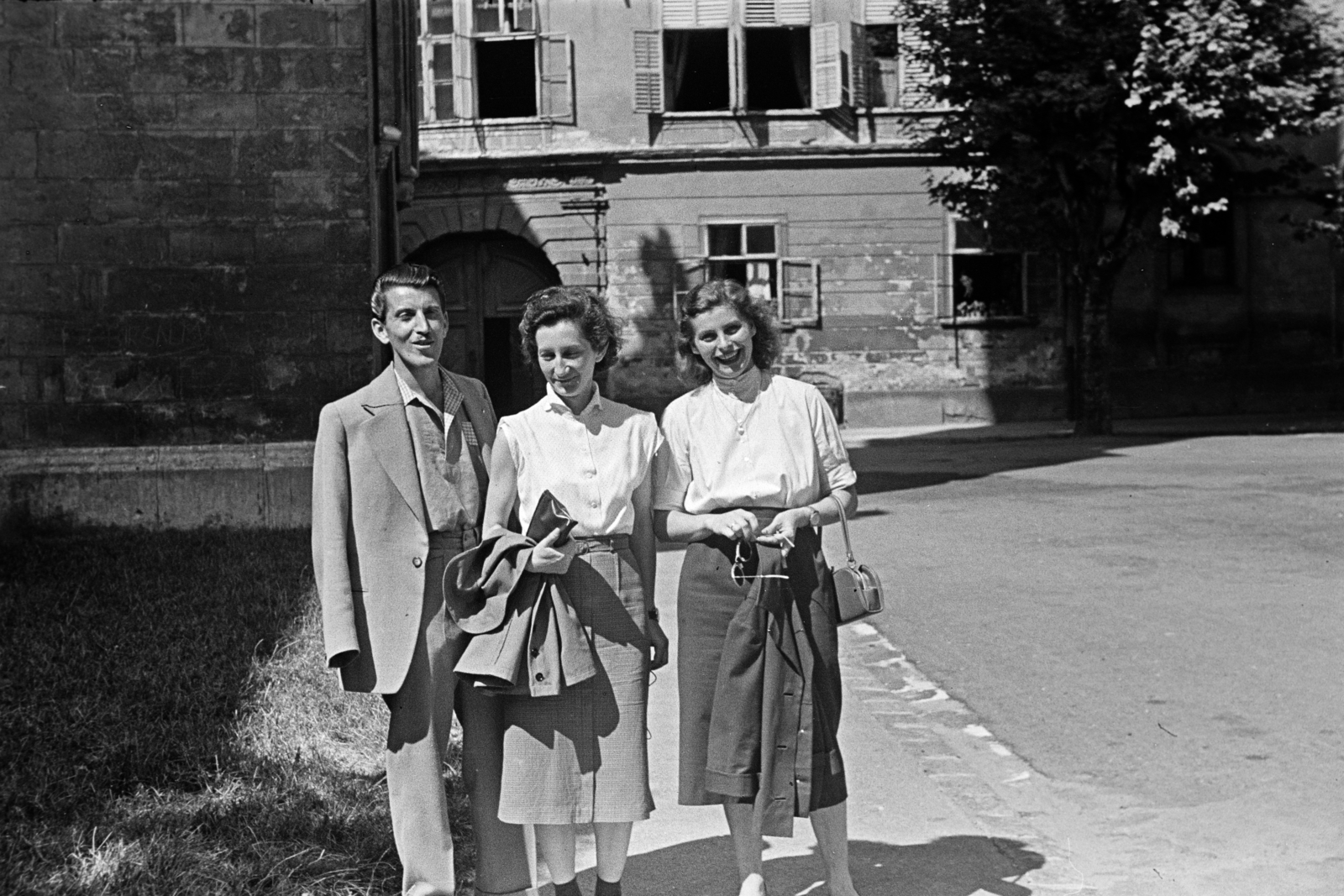 Hungary, Sopron, Fő (Beloiannisz) tér, balra a bencés (Kecske) templom, szemben a Kossow-ház., 1956, Kovács Annamária, women, man, costume, Fortepan #267611