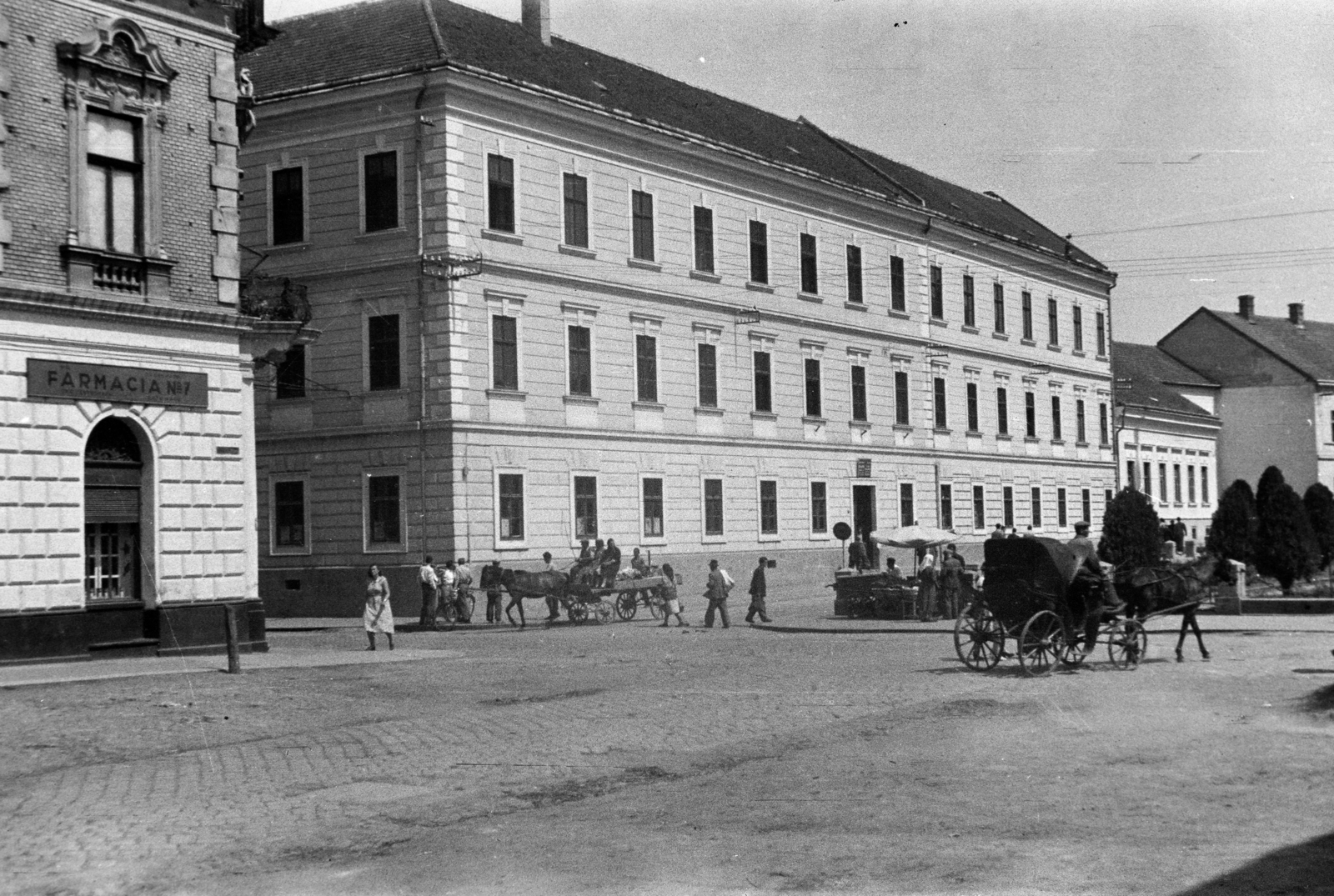 Romania,Transylvania, Satu Mare, Kálvin tér, Szatmárnémeti Református Főgimnázium. A felvétel jobb oldalán a református Láncos-templom kertje, lánccal körbevéve., 1956, Kovács Annamária, public building, Horse-drawn carriage, seller, cab-horse, Fortepan #267614