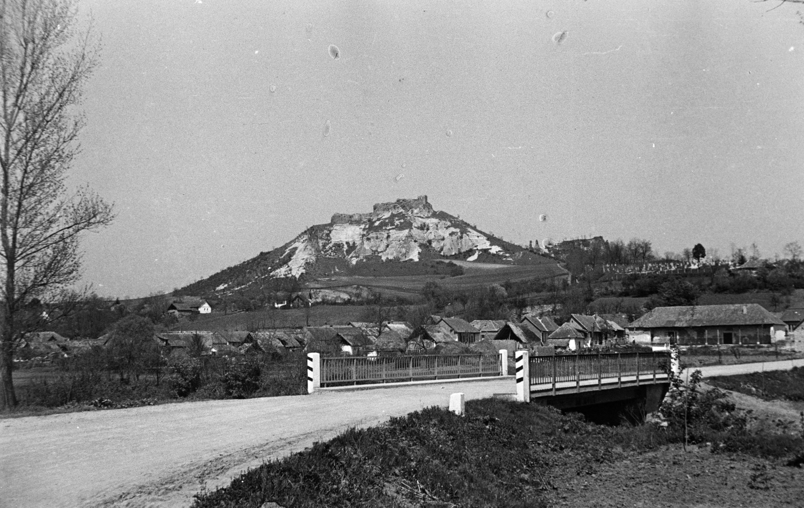 Hungary, Sirok, Nyírjesi út a Tarna patak feletti hídnál, szemben a vár., 1958, Kovács Annamária, railing, picture, mountain, Fortepan #267618