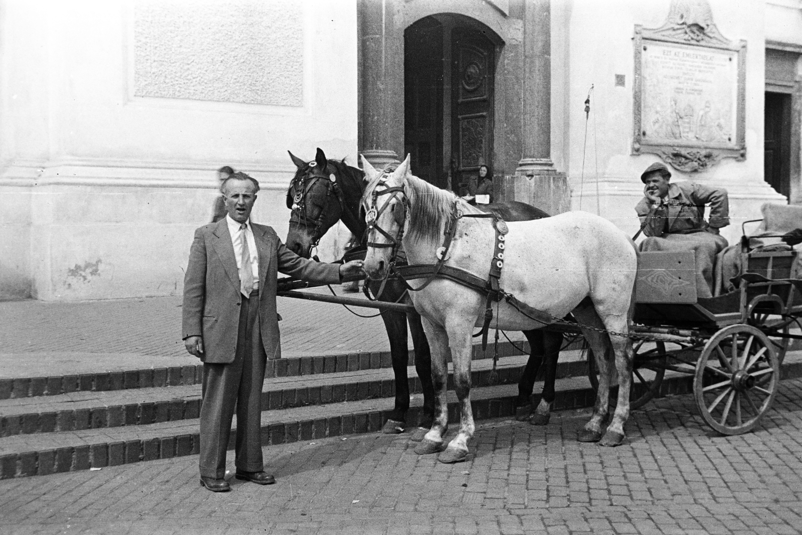 Hungary, Kecskemét, Kossuth tér, Nagytemplom (Öregtemplom). A bejárat mellett az 1848/49-es szabadságharcban elesett honvédek emléktáblája., 1958, Kovács Annamária, Horse-drawn carriage, Fortepan #267622