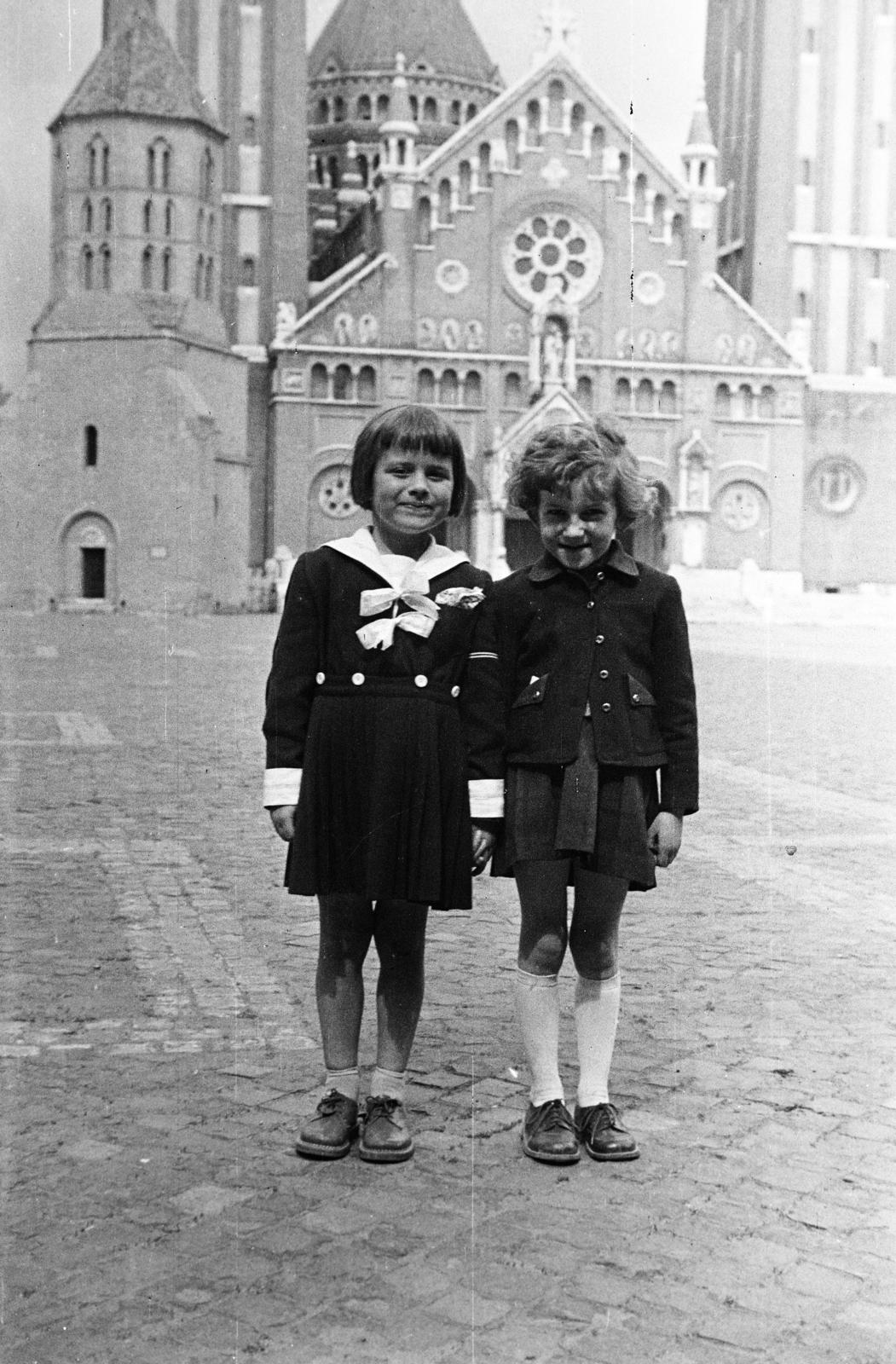 Hungary, Szeged, Dóm tér, háttérben a Fogadalmi templom., 1958, Kovács Annamária, girls, girl, Fortepan #267623