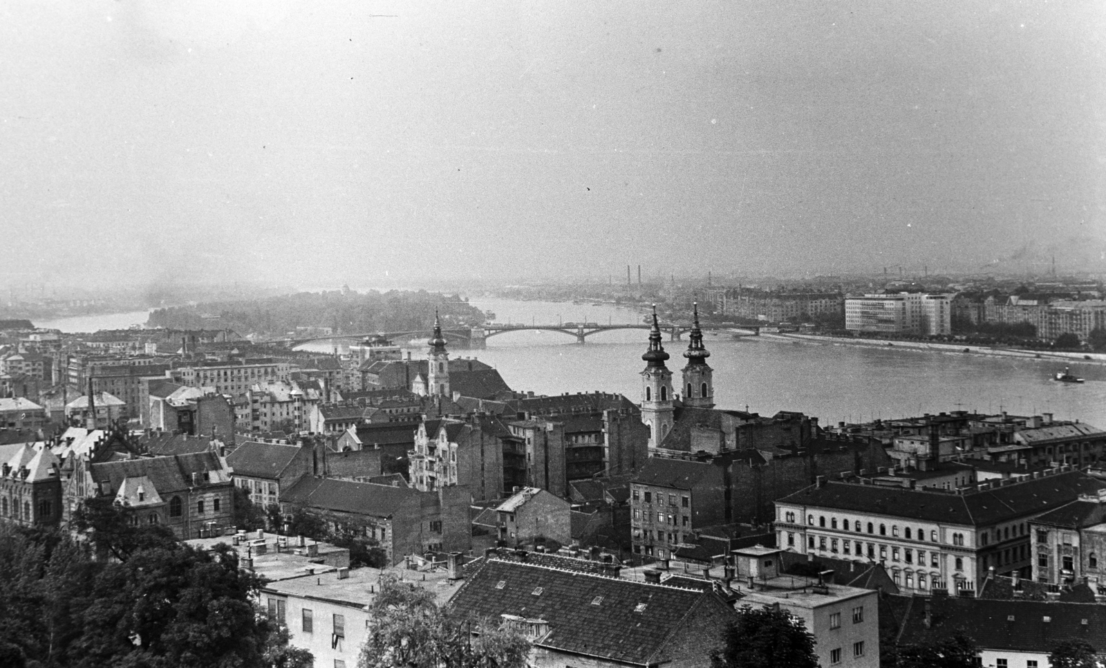 Magyarország, Budapest I., kilátás a Halászbástya felől a Víziváros, a Margit híd és a Margit-sziget felé, középen balra a Szent Ferenc sebei-templom, jobbra a Szent Anna-templom., 1959, Kovács Annamária, Duna, látkép, Budapest, Fortepan #267627