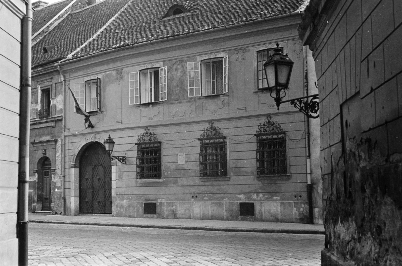 Hungary, Budapest I., a Táncsics Mihály utca, szemben a 16-os számú ház., 1959, Kovács Annamária, Budapest, monument, house, gate, window bars, Fortepan #267631
