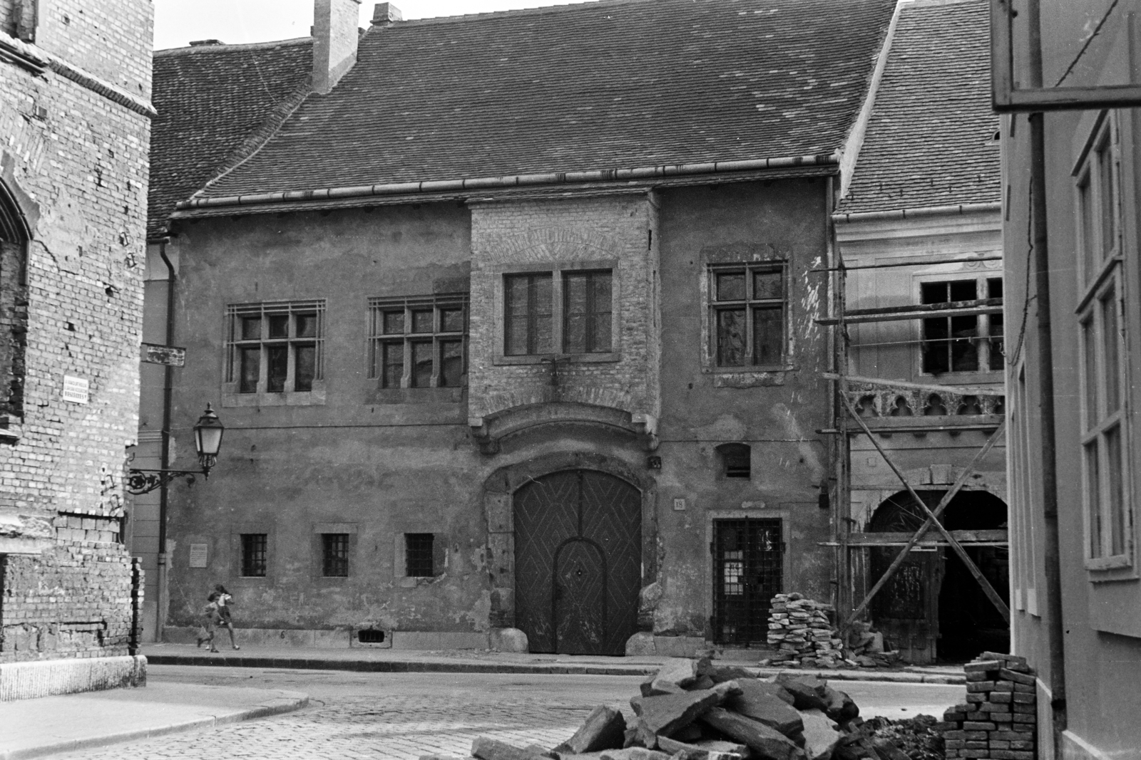 Magyarország, budai Vár, Budapest I., Országház utca 18. és 20. számú épületek a Fortuna közből nézve., 1959, Kovács Annamária, Budapest, műemlék, lakóház, kapu, építőanyag, Fortepan #267633
