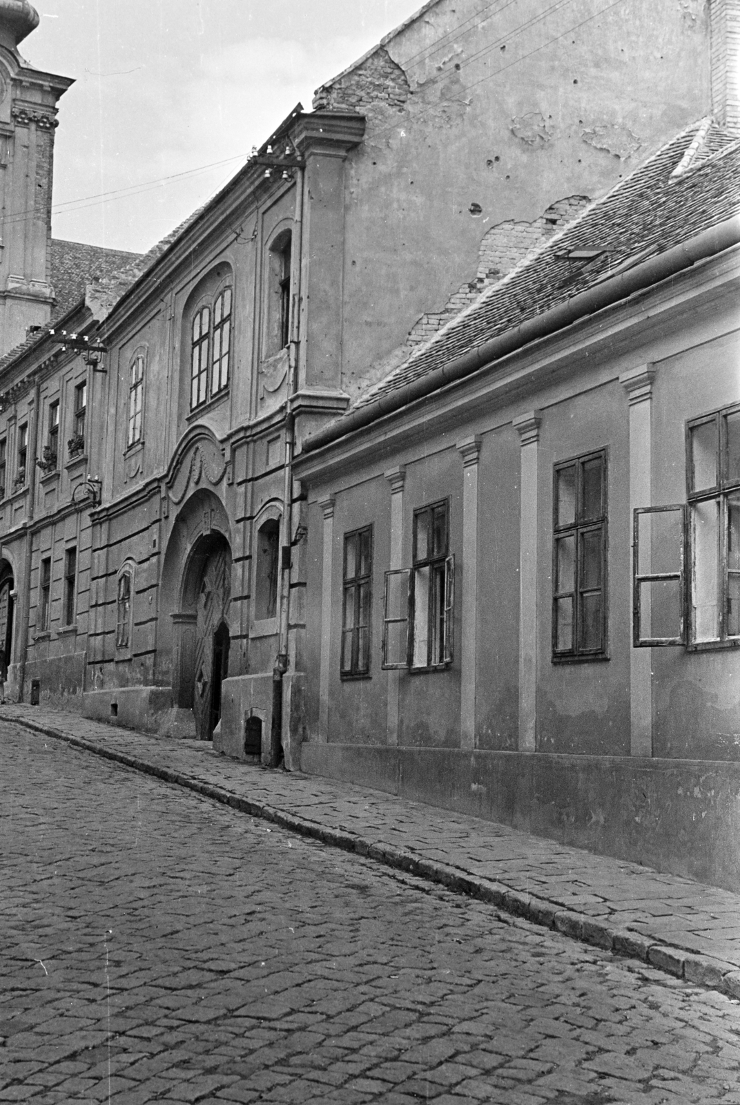 Magyarország, Székesfehérvár, Arany János (Szent István) utca, balra a Szent István-székesegyház, középen a Budenz-ház., 1958, Kovács Annamária, lakóház, ablak, Fortepan #267639