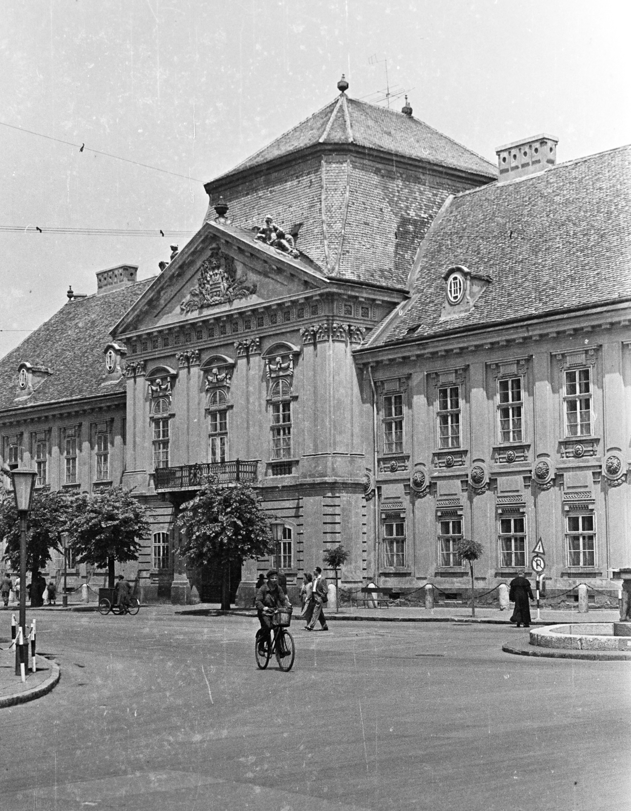 Hungary, Székesfehérvár, Városház (Szabadság) tér, a Püspöki palota., 1960, Kovács Annamária, public building, bicycle, Fortepan #267642