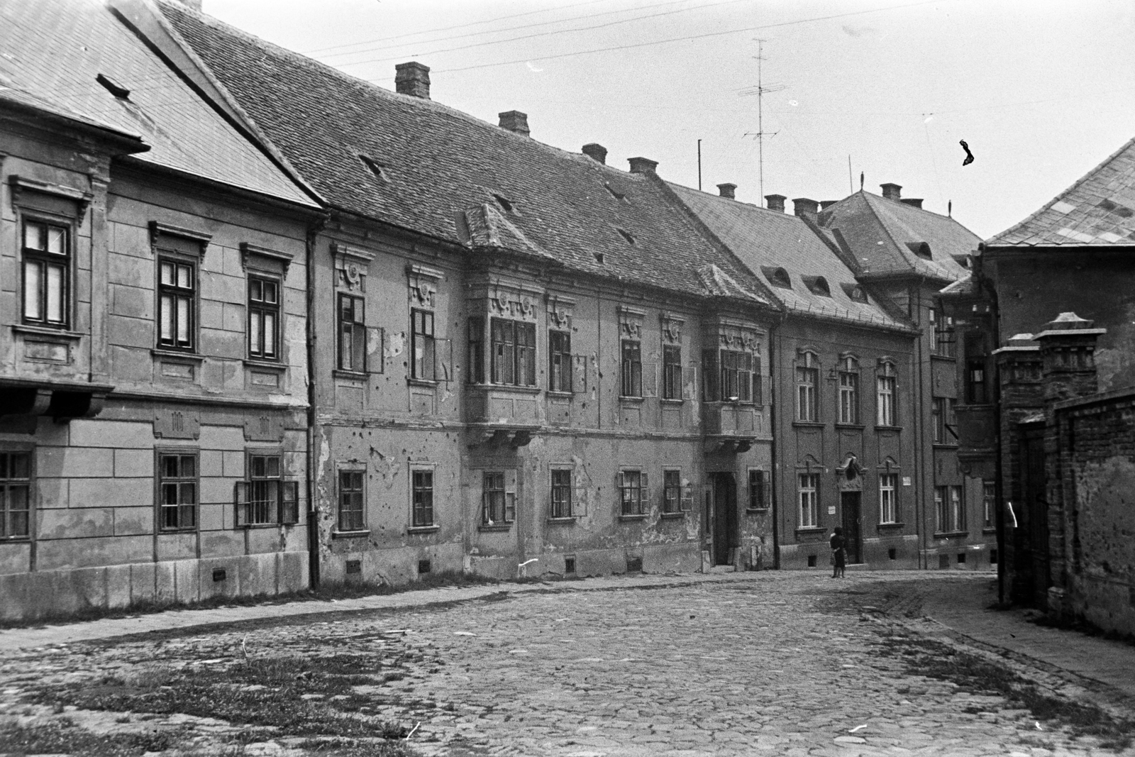 Hungary, Győr, Káptalandomb 13., 15. és a 17. számú ház., 1960, Kovács Annamária, bullet hole, damaged building, Fortepan #267648