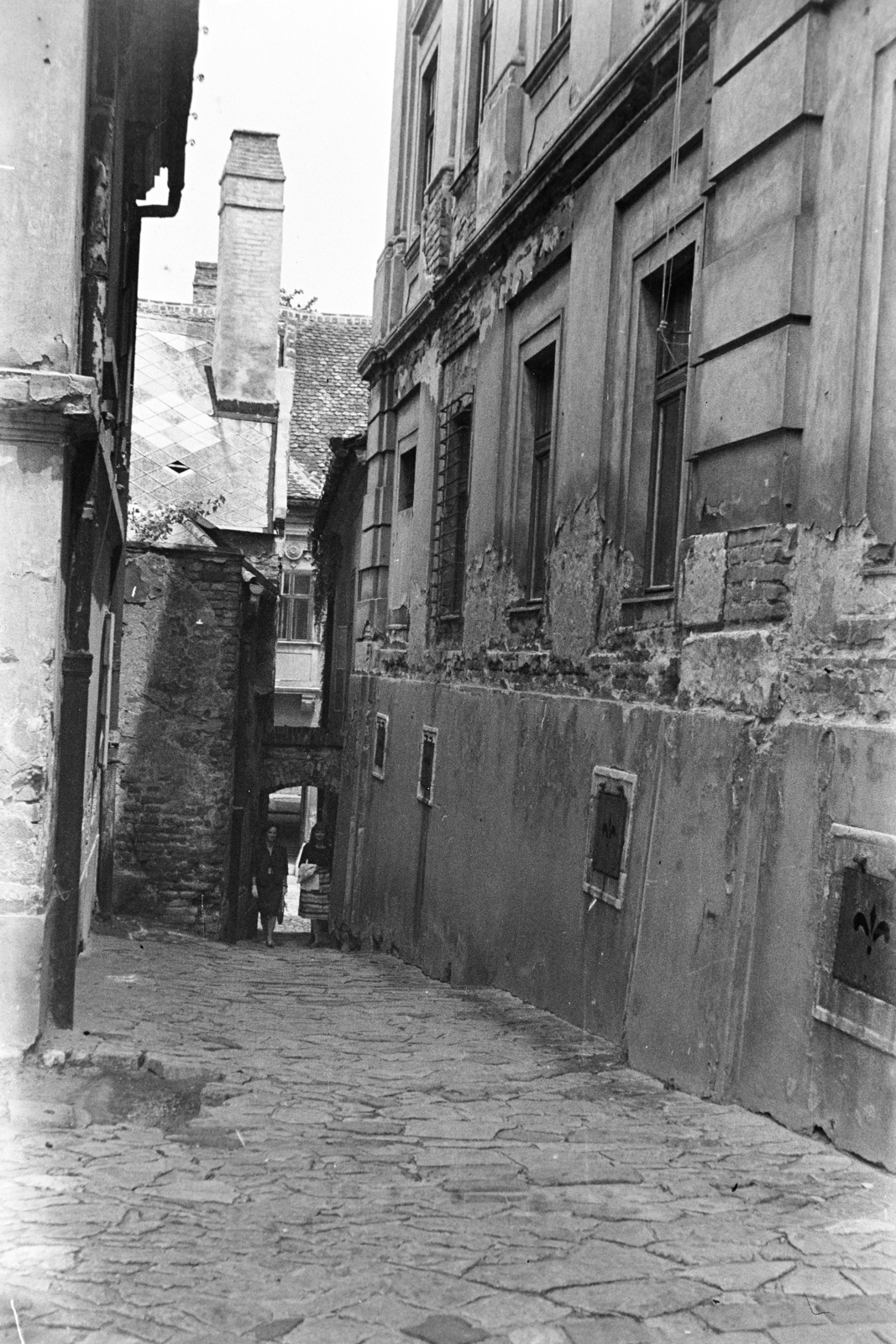 Hungary, Győr, a felvétel a Káptalandomb 26-os számú épület, az Egyházmegyei Könyvtár és Múzeum (később Egyházmegyei Kincstár és Könyvtár) / és Diákotthon (később Papi Otthon) előtt készült. A sikátoron túl a Káptalandomb 15., az egykori nagypréposti palota részlete látható., 1960, Kovács Annamária, alley, Fortepan #267649