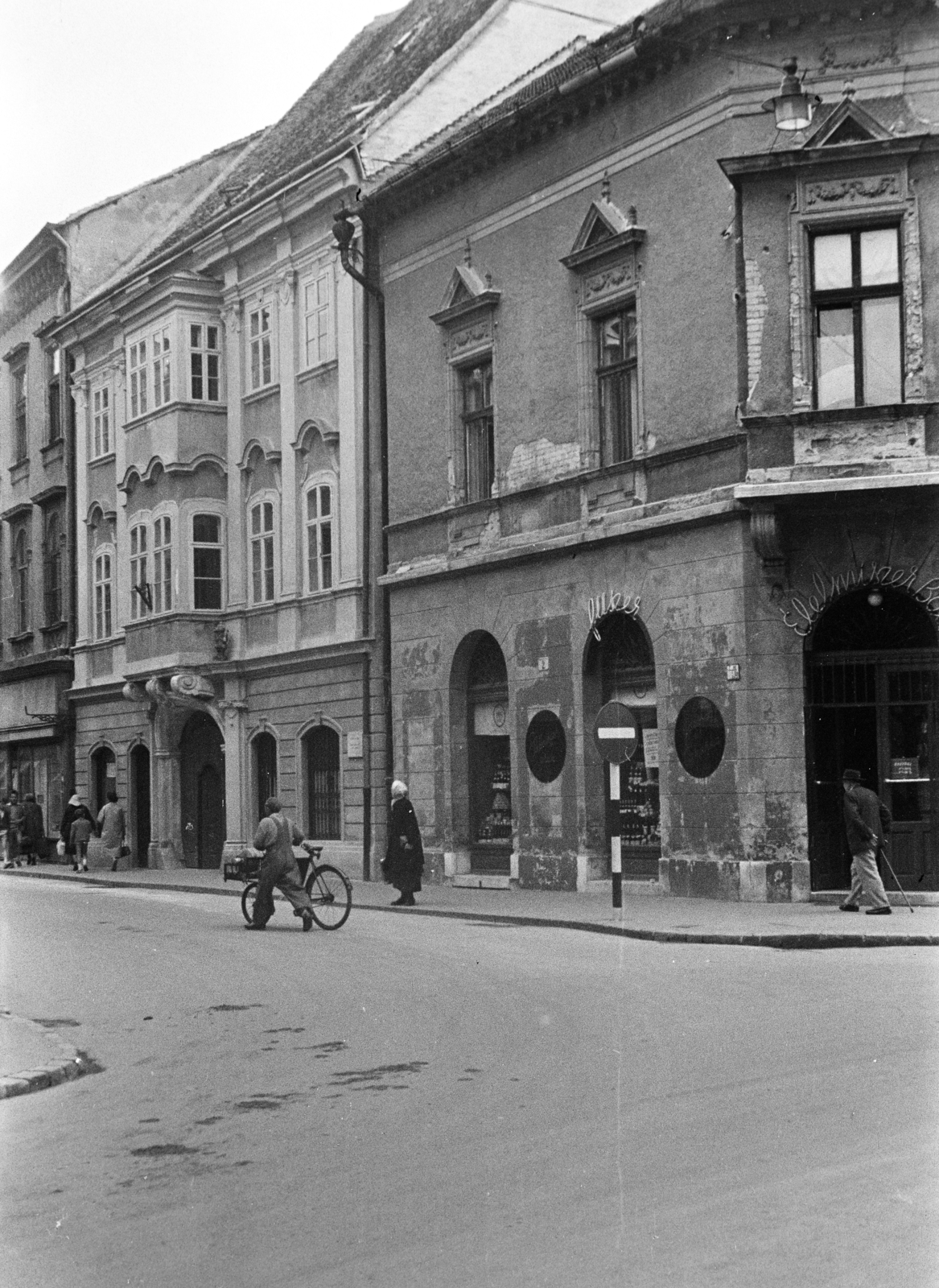 Hungary, Győr, a Kazinczy utca - Aradi vértanúk útja sarkán álló ház a Bécsi kapu (Köztársaság) térről nézve., 1960, Kovács Annamária, bicycle, Fortepan #267651