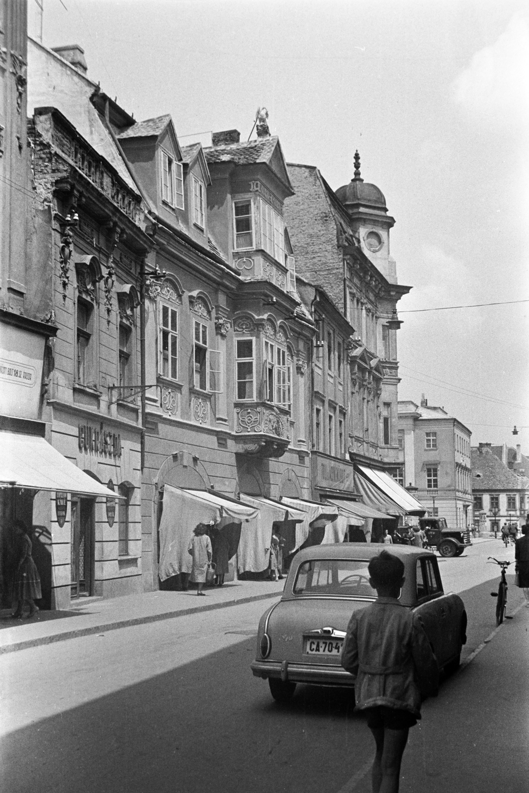 Hungary, Győr, Kazinczy utca a Baross Gábor (Lenin) út felől a Széchenyi tér felé nézve., 1960, Kovács Annamária, shader, enclosed balcony, Fortepan #267657