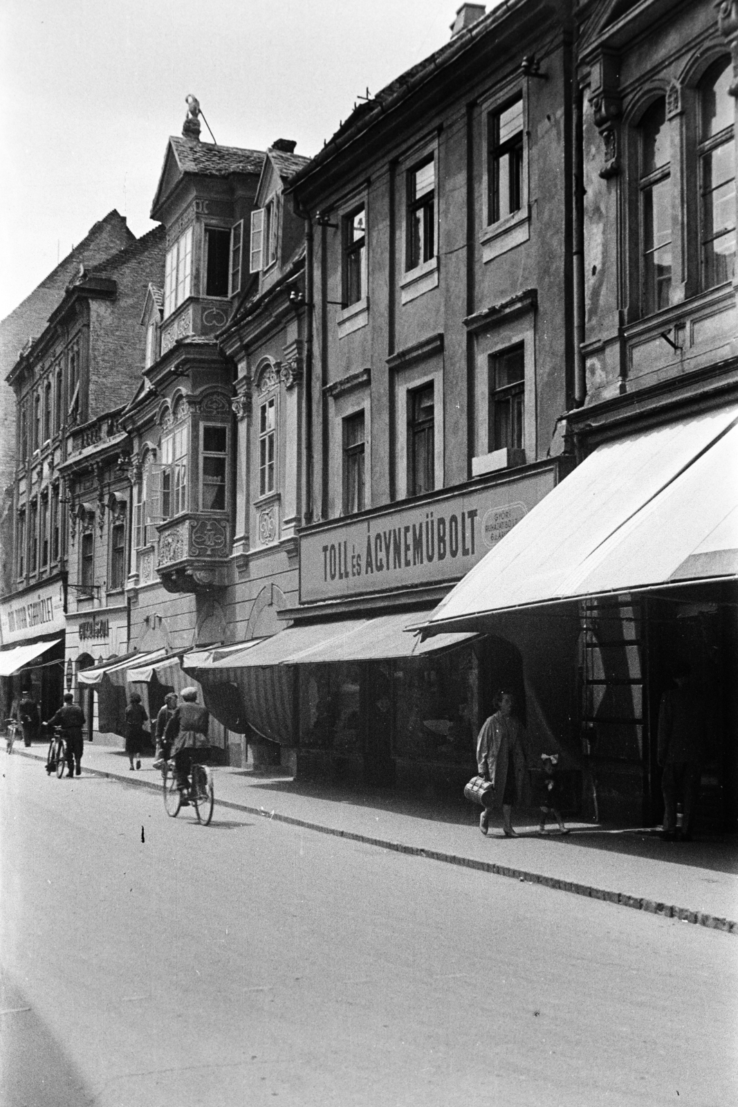 Hungary, Győr, Kazinczy utca, a kiugró zárerkélyes épület a 23. számú Rozália-ház., 1960, Kovács Annamária, bicycle, Fortepan #267659