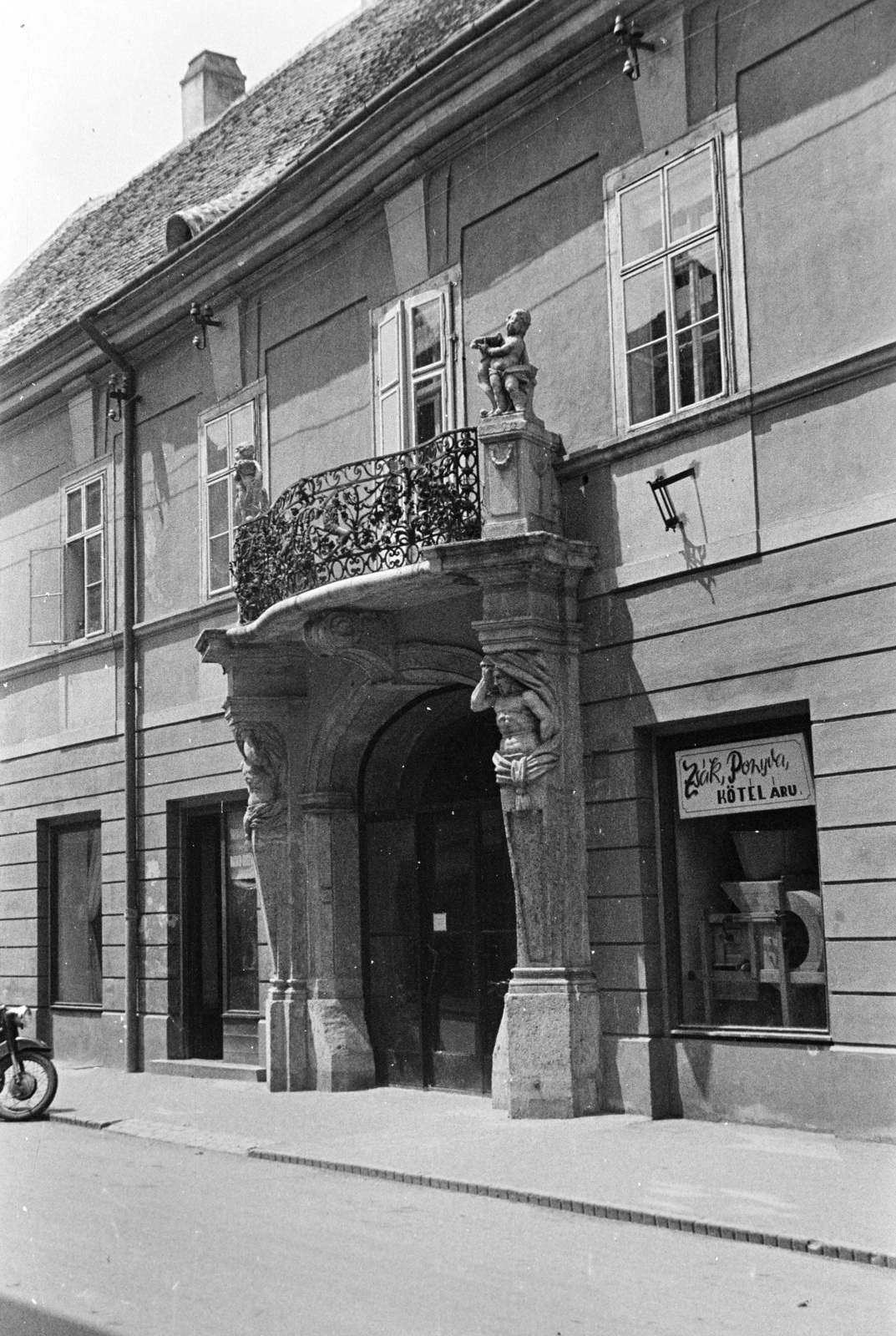 Magyarország, Győr, Király (Alkotmány) utca 17. szám, az Esterházy-palota kapuja., 1960, Kovács Annamária, erkély, épületszobor, Fortepan #267660