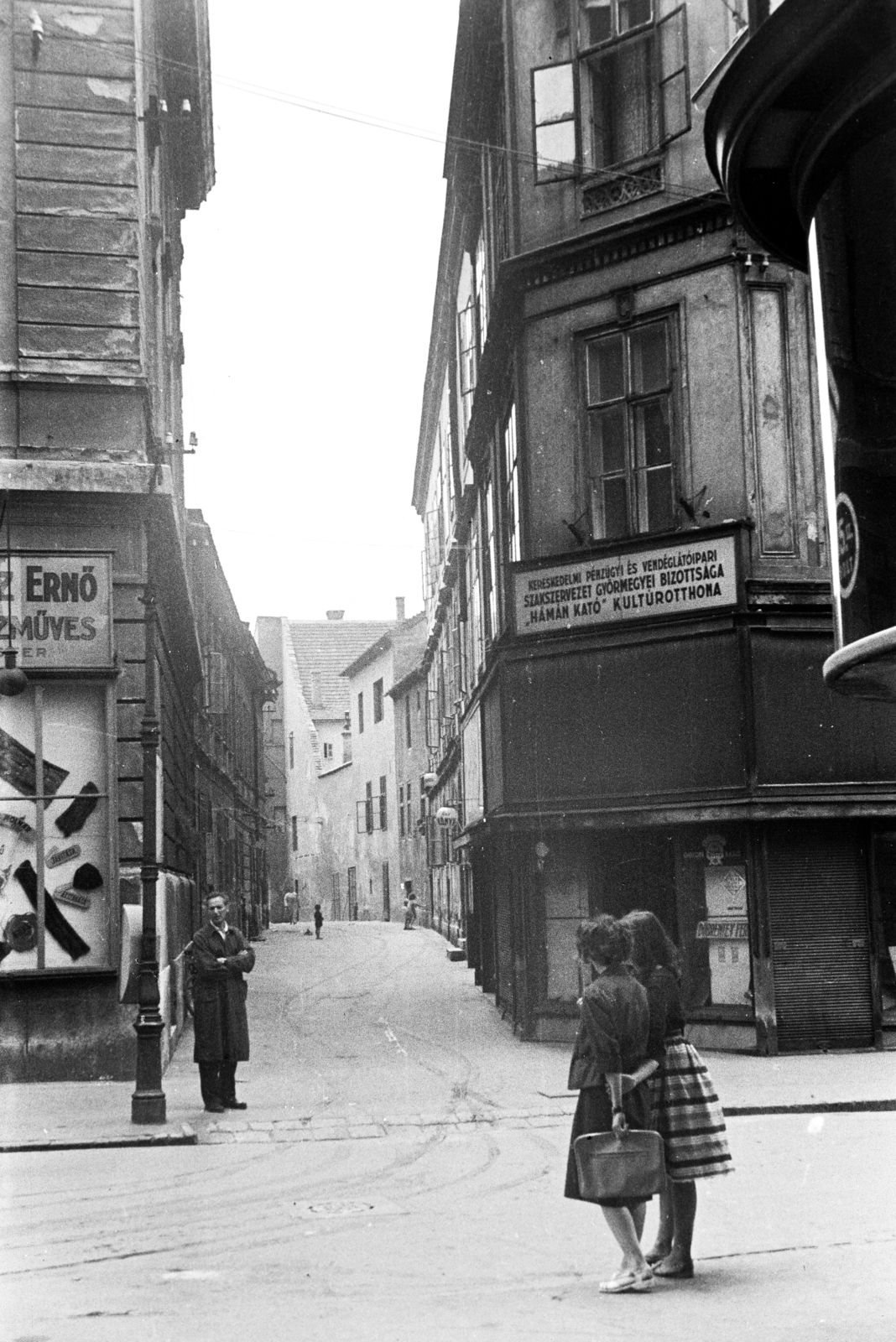 Hungary, Győr, Szabadsajtó utca a Baross Gábor (Lenin) úttól a Bécsi kapu tér felé nézve., 1960, Kovács Annamária, striped dress, board, intersection, Fortepan #267662