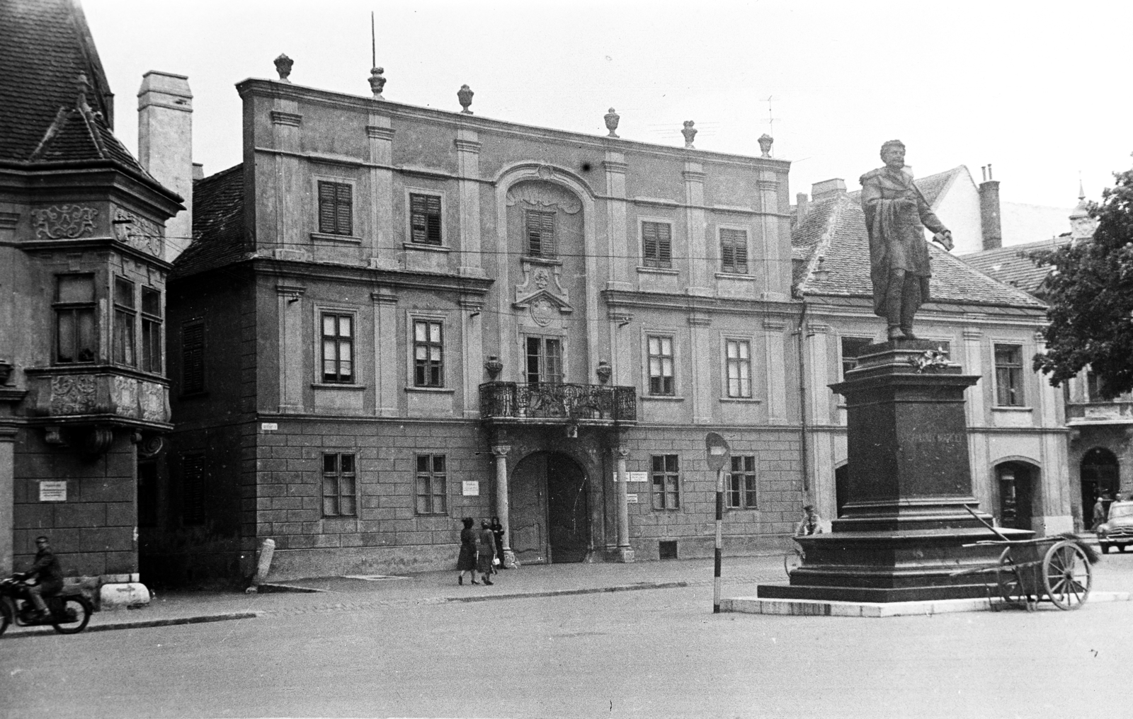 Hungary, Győr, Bécsi kapu (Köztársaság) tér, Kisfaludy Károly szobor (Mátrai Lajos György, 1892.). Háttérben balra a Szabadsajtó utca torkolatánál az Altabak-ház és az Ott-ház., 1960, Kovács Annamária, monument, Fortepan #267663