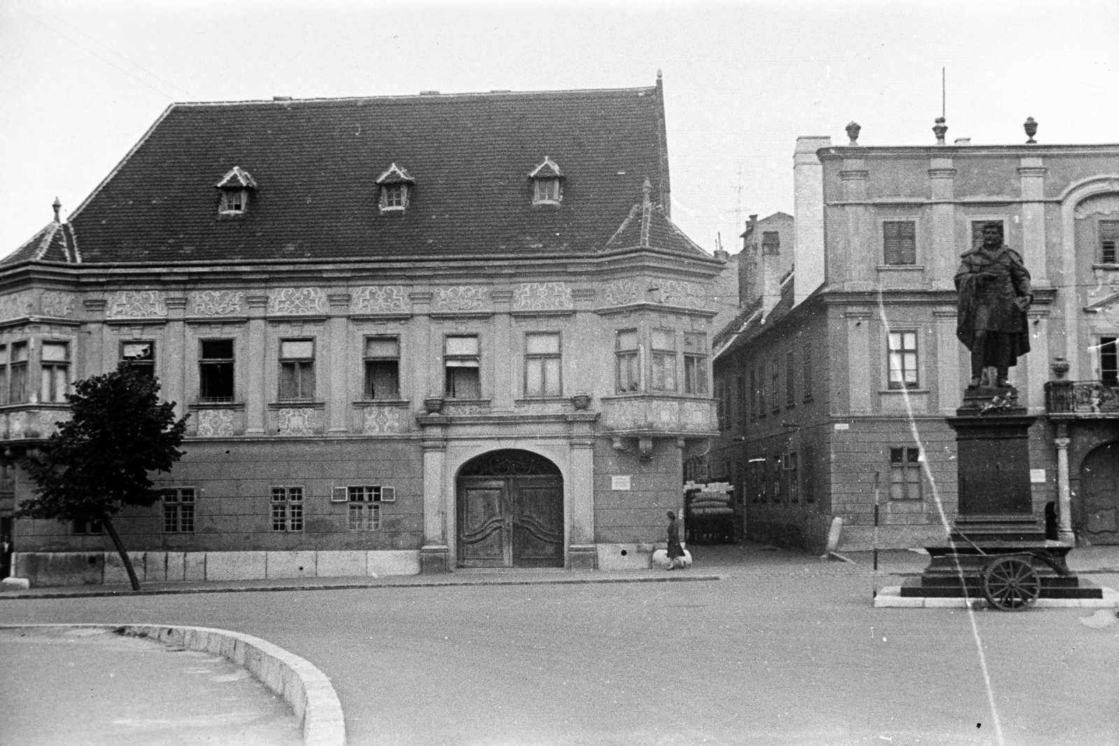 Hungary, Győr, Bécsi kapu (Köztársaság) tér, Kisfaludy Károly szobra (Mátrai Lajos György, 1892.). Háttérben a Szabadsajtó utca torkolatánál az Altabak-ház és az Ott-ház., 1960, Kovács Annamária, monument, Fortepan #267664