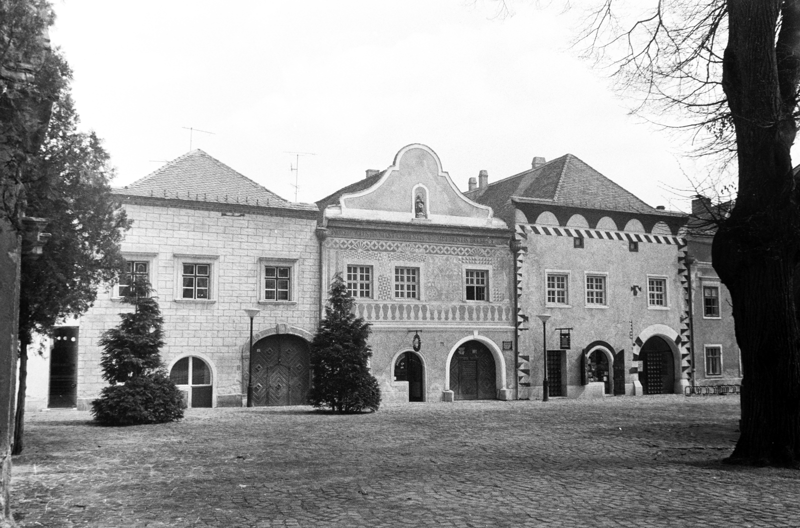 Magyarország, Kőszeg, Jurisics tér, balra a Batthyány-ház, középen a Sgrafittós-ház, jobbra a Szvetics-ház., 1984, Kovács Annamária, vakolatdísz, műemlék, Fortepan #267673