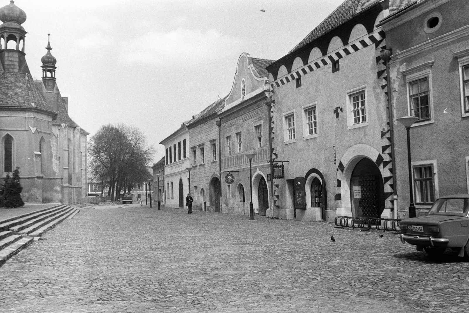 Hungary, Kőszeg, Jurisics tér, balra a Szent Imre-templom, jobbra a Szvetics-ház, a Sgrafittós-ház, a Batthyány-ház, az Arany Egyszarvú Patika és a Csekonics-ház., 1984, Kovács Annamária, Fortepan #267674