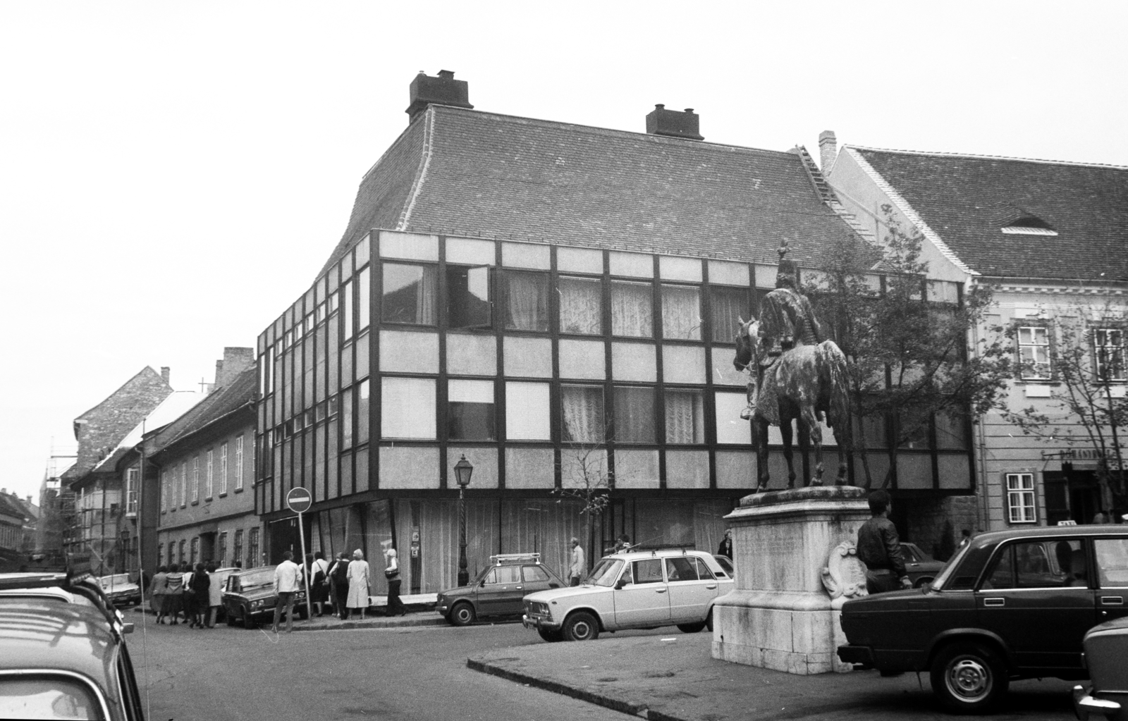 Magyarország, budai Vár, Budapest I., az Úri utca a Szentháromság utca kereszteződésénél. Szemben a Fehér Galamb ház, az előtérben Hadik András lovasszobra (ifj. Vastagh György, 1937.)., 1978, Kovács Annamária, Budapest, Fortepan #267680