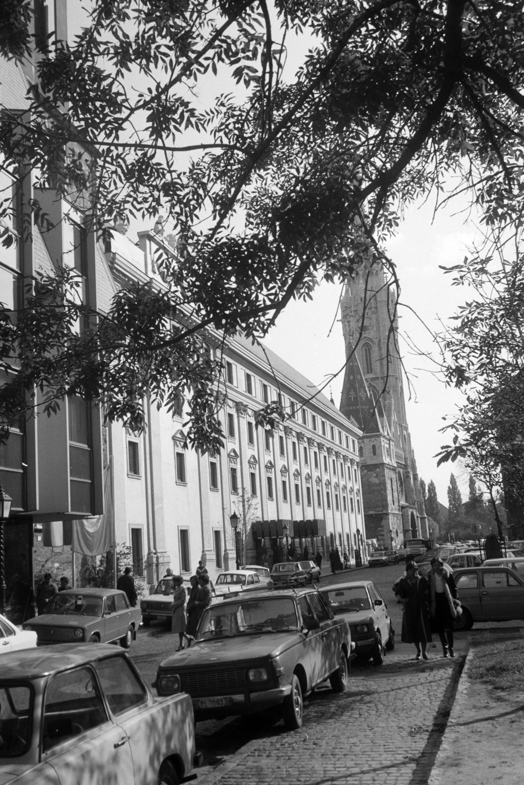 Magyarország, budai Vár, Budapest I., Hess András tér, szemben a Hilton szálló és a Mátyás-templom., 1980, Kovács Annamária, Budapest, Wartburg 353, Fortepan #267682