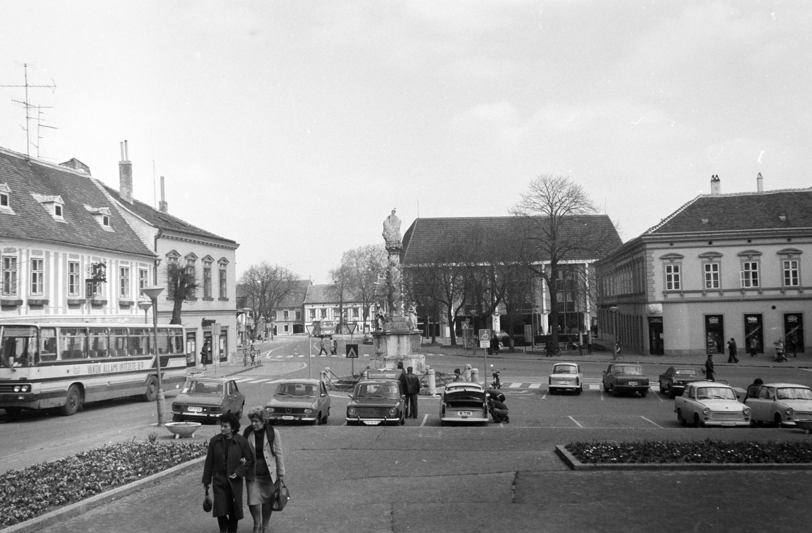 Hungary, Kőszeg, Fő (Köztársaság) tér, Szentháromság-szobor., 1984, Kovács Annamária, main square, Holy Trinity Statue, Fortepan #267683