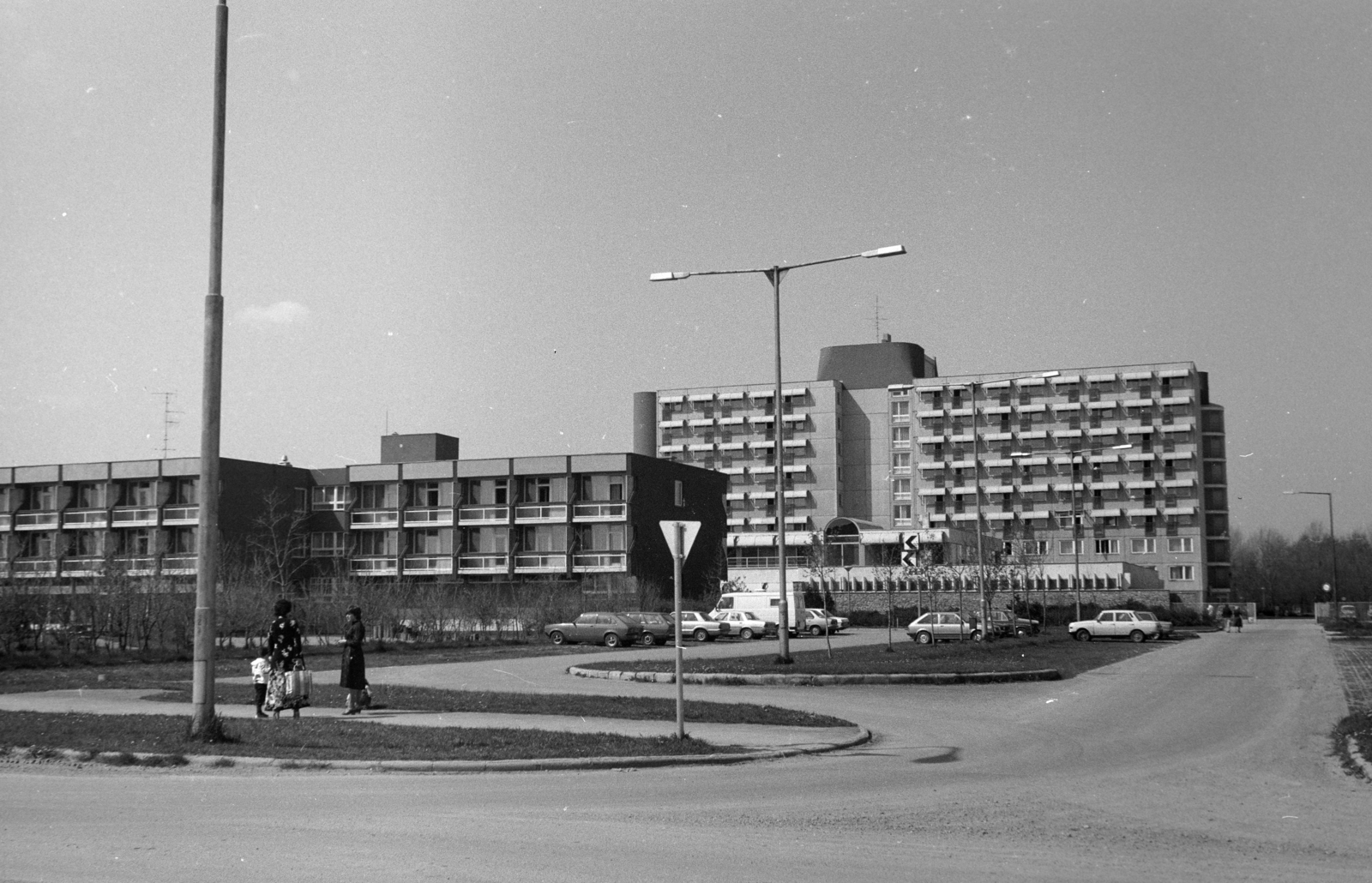 Magyarország, Bük, Bükfürdő, Termál körút, balra a Hotel Bük, jobbra a SZOT Herbert Warnke Gyógyüdülő., 1984, Kovács Annamária, Fortepan #267684