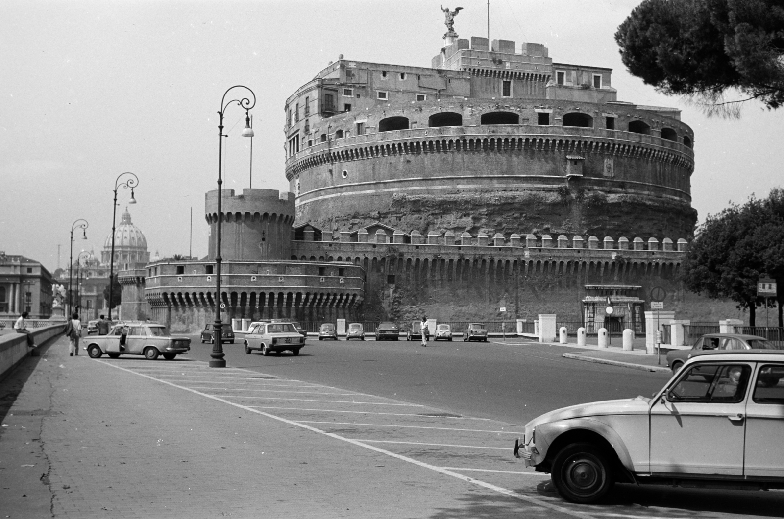 Italy, Rome, az Angyalvár (Castel Sant'Angelo), Hadrianus császár síremléke. Balra a háttérben a Szent Péter-bazilika., 1974, Kovács Annamária, Fortepan #267686