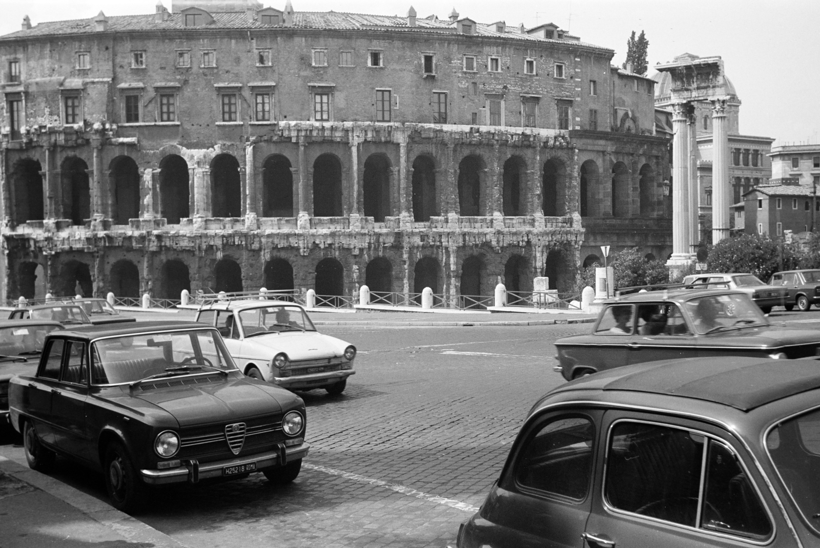 Italy, Rome, Via del Teatro di Marcello, szemben a Marcellus-színház., 1974, Kovács Annamária, Fortepan #267688