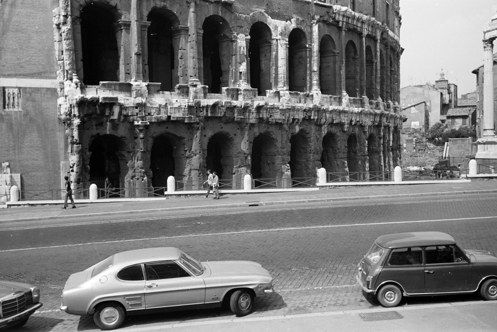 Italy, Rome, Via del Teatro di Marcello, szemben a Marcellus-színház., 1974, Kovács Annamária, Fortepan #267689