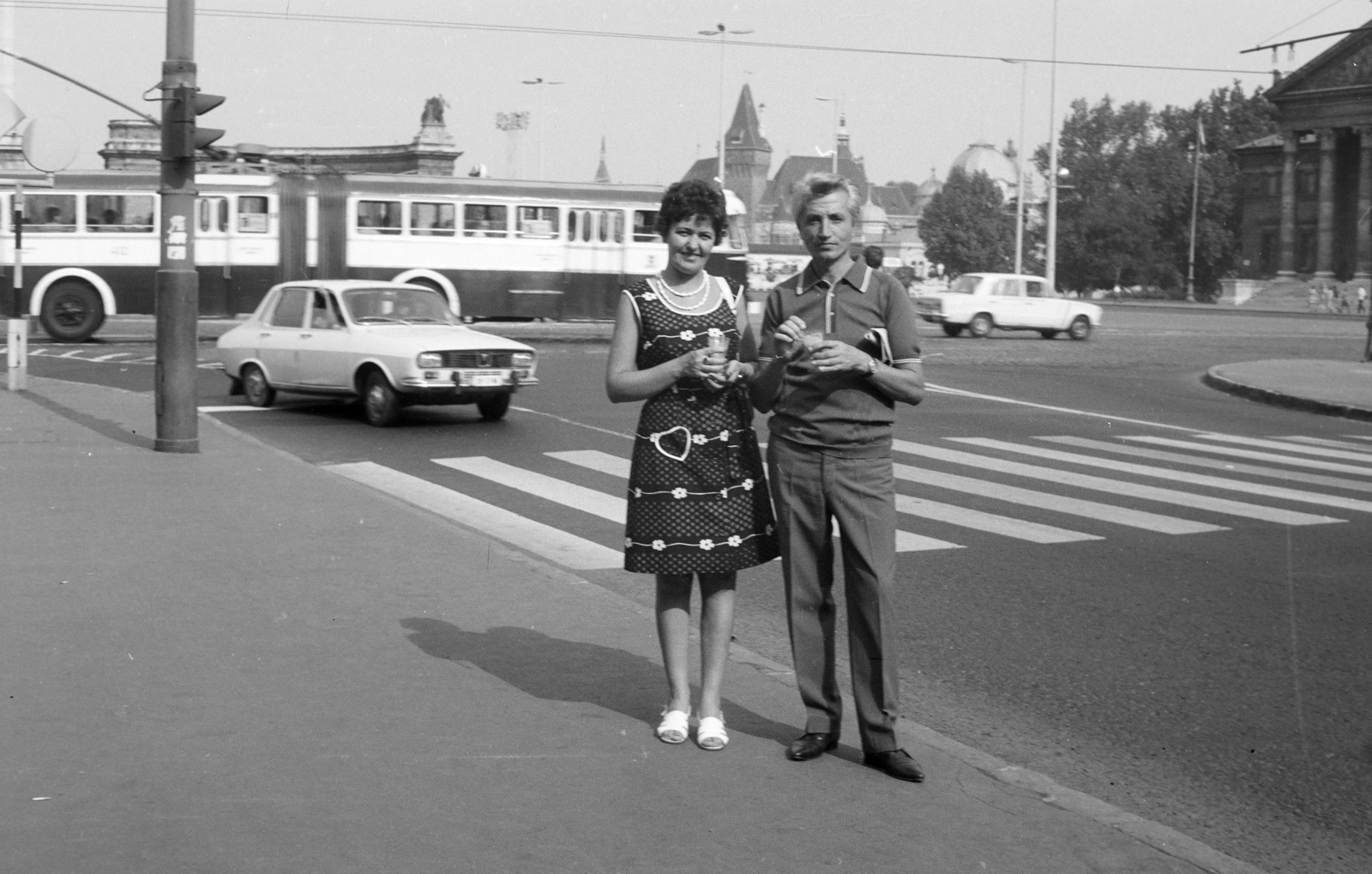 Hungary, Budapest VI.,Budapest XIV., az Andrássy út (Népköztársaság útja) torkolata a Hősök terénél. Háttérben a Vajdahunyad vára és a Műcsarnok., 1974, Kovács Annamária, Budapest, Fortepan #267691