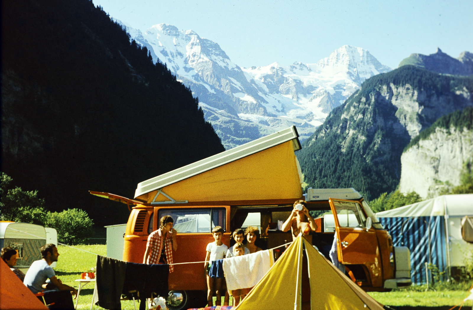 Svájc, Stechelberg, Sandbach 255., Camping Breithorn. Háttérben a Breithorn hegylánc., 1979, Barna Ádám, automobil, gyerek, hegy, sátor, kemping, Volkswagen Transporter 2, mikrobusz, Fortepan #267701
