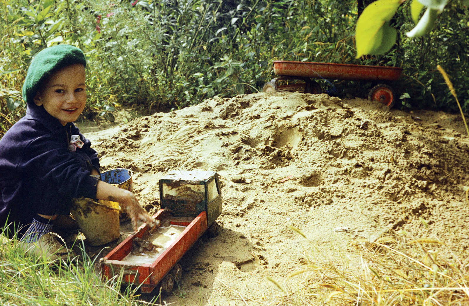 Hungary, Debrecen, a felvétel Domokos Lajos utca 6. kertjében készült., 1971, Barna Ádám, kid, sandpit, cap, toy, Fortepan #267703