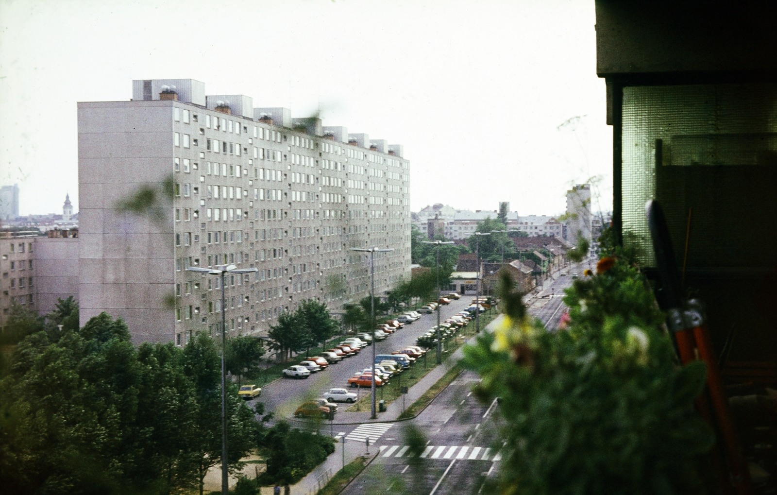 Magyarország, Debrecen, Csapó utca, szemben a Pacsirta utca - Malom Köz - Burgundia utca közötti épületsor látható., 1979, Barna Ádám, panelház, utcakép, erkély, gyalogátkelő, Fortepan #267706