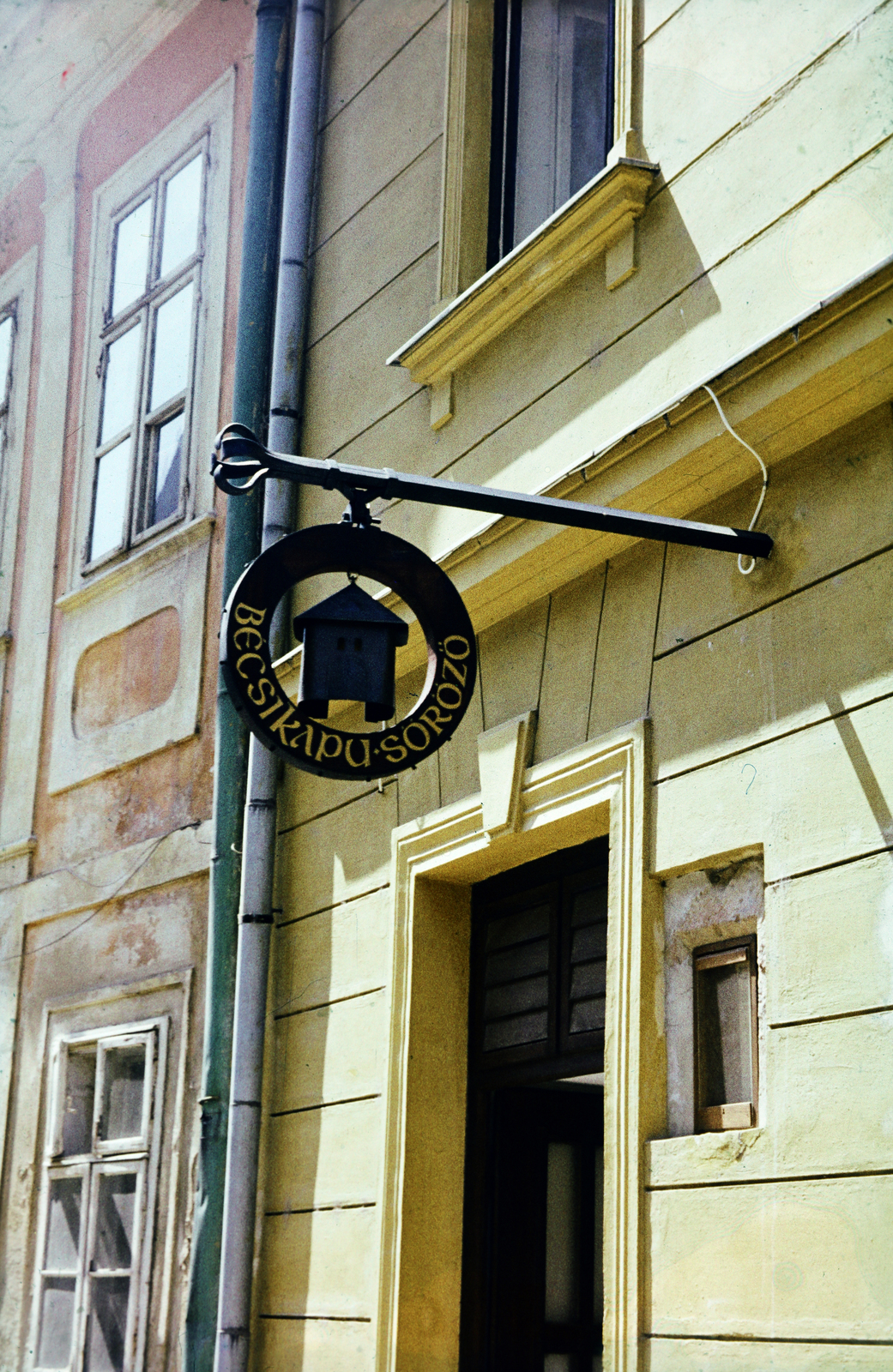 Hungary, Kőszeg, Rajnis utca 5., Bécsikapu söröző a Hosztody- / Hosztóti házban., 1983, Barna Ádám, gate, gutter, Fortepan #267707