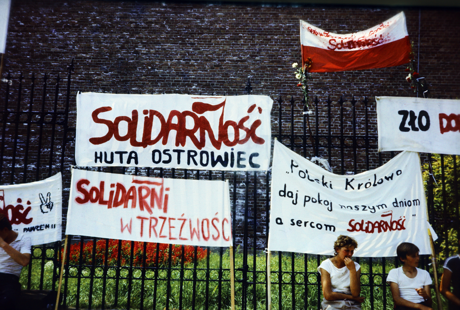 Poland, Częstochowa, a felvétel a Jasna Góra-i pálos kolostor előtt, a Fekete Madonnához történő zarándoklat során készült., 1985, Barna Ádám, strike, Solidarity Union, banner, Fortepan #267711